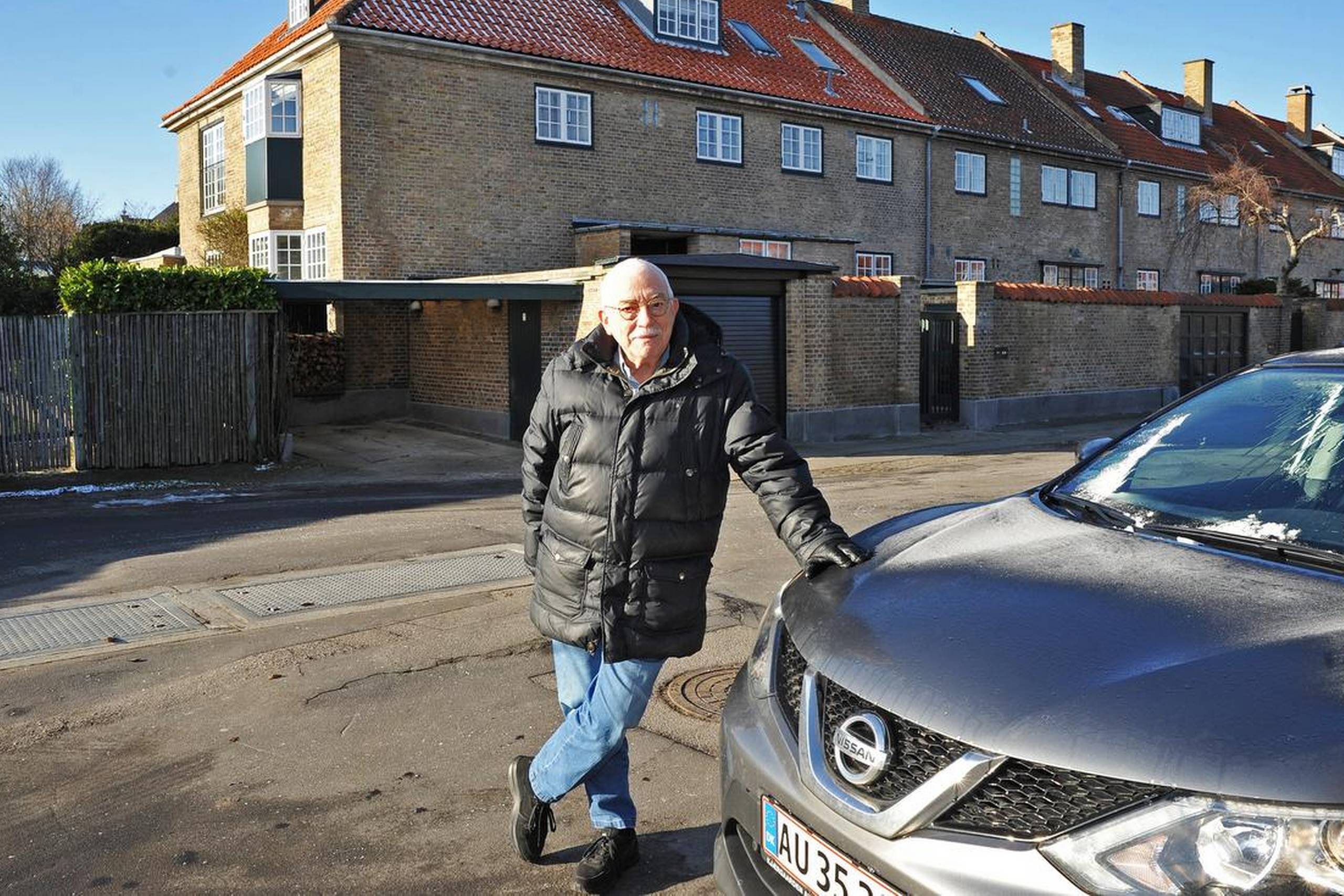 Uffe Ellemann-Jensen har altid elsket Citroën, især for bilernes høje komfort. De seneste år er han dog begyndt at køre i de lidt højere SUV-typer, og for tiden er det en leaset Nissan Qashqai, der fragter den tidligere udenrigsminister rundt. Foto: Jens Høy