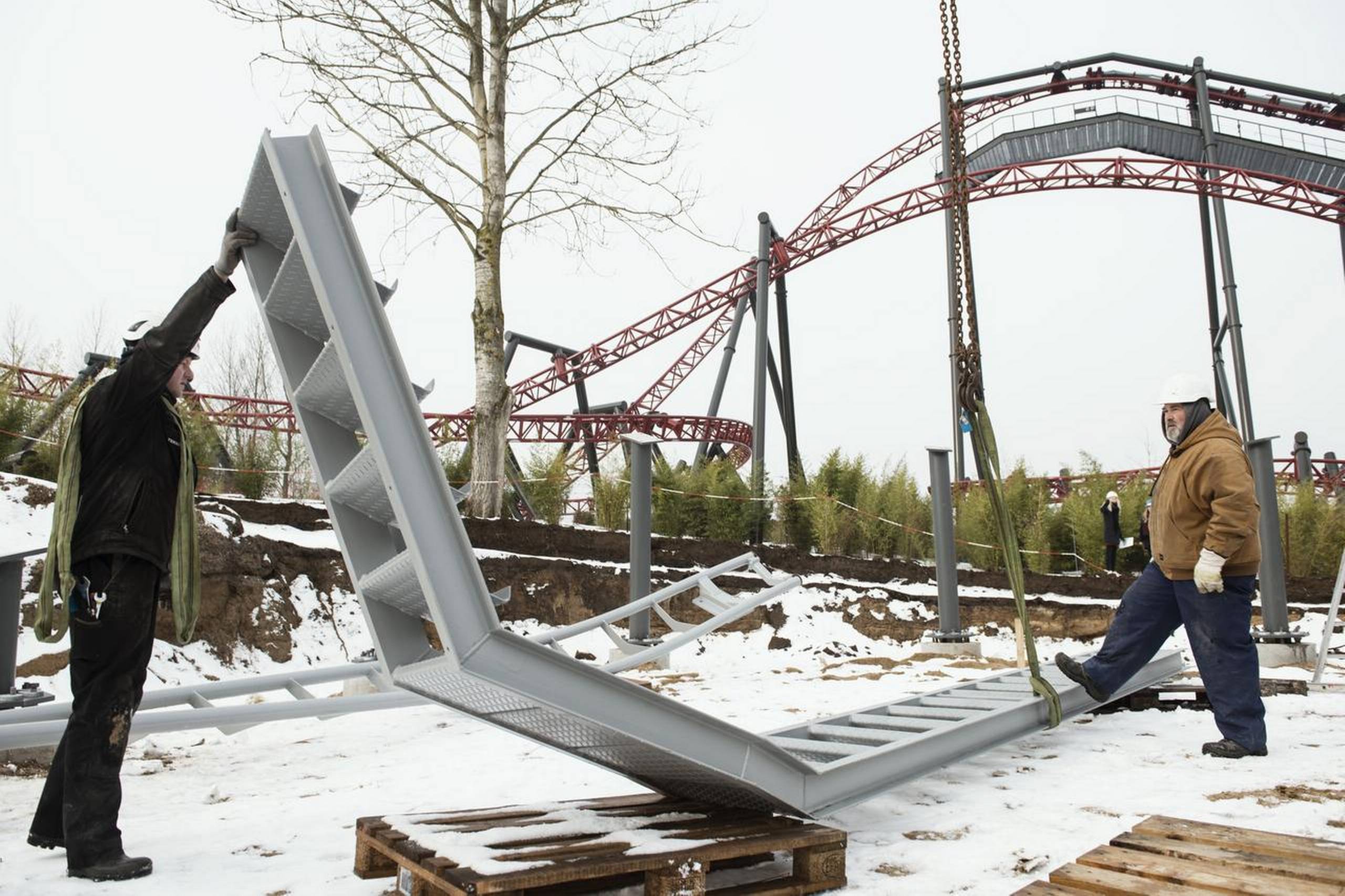 På trods af vinter og vejr skal der gøres klar til åbning i Djurs Sommerland 27. april. Foto: Morten Lau-Nielsen