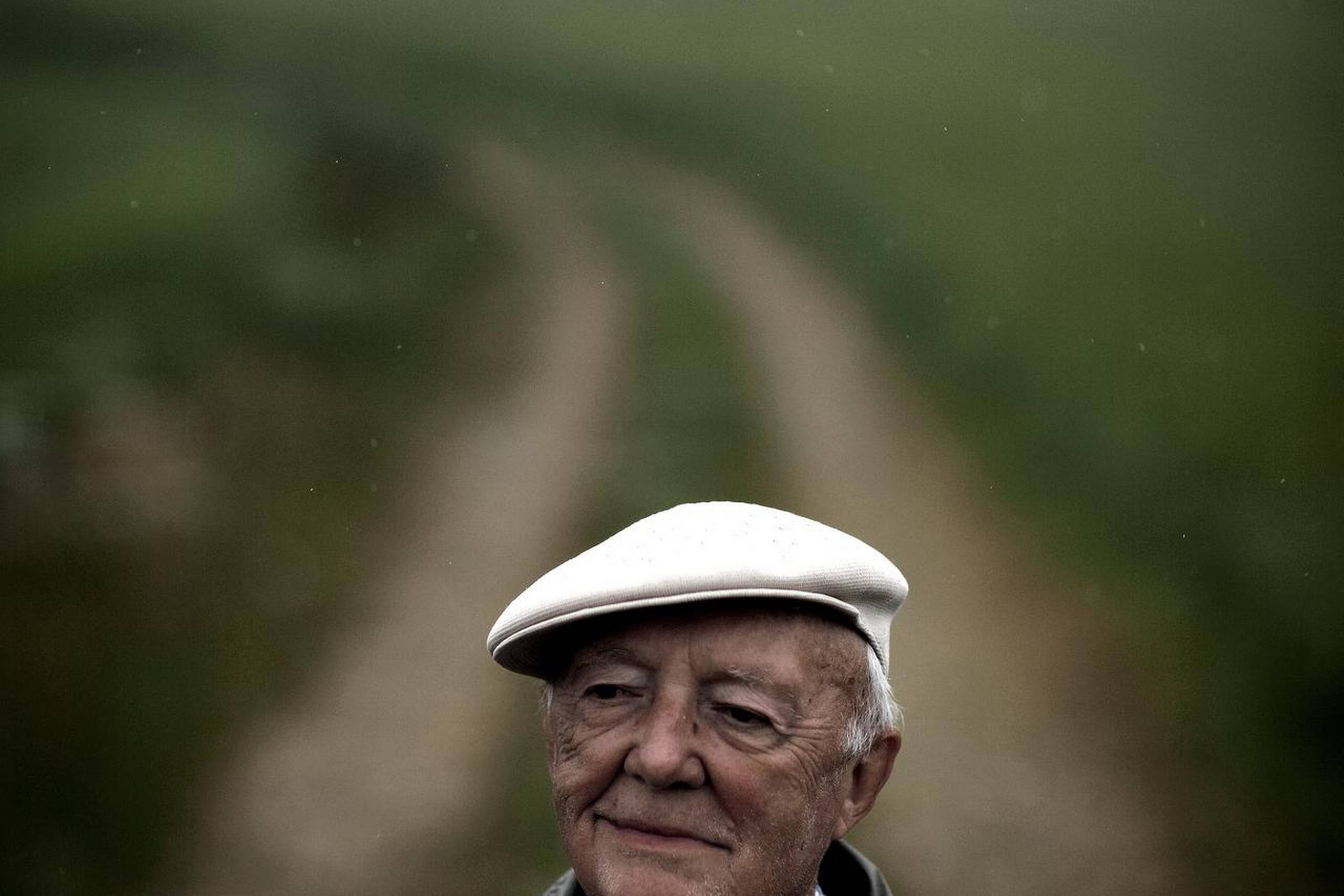 Den lyriske landmåler fra Mors skriver solidarisk, klogt og underspillet om livet på landet. Nu fylder han 90 år. Arkivfoto: Joachim Adrian