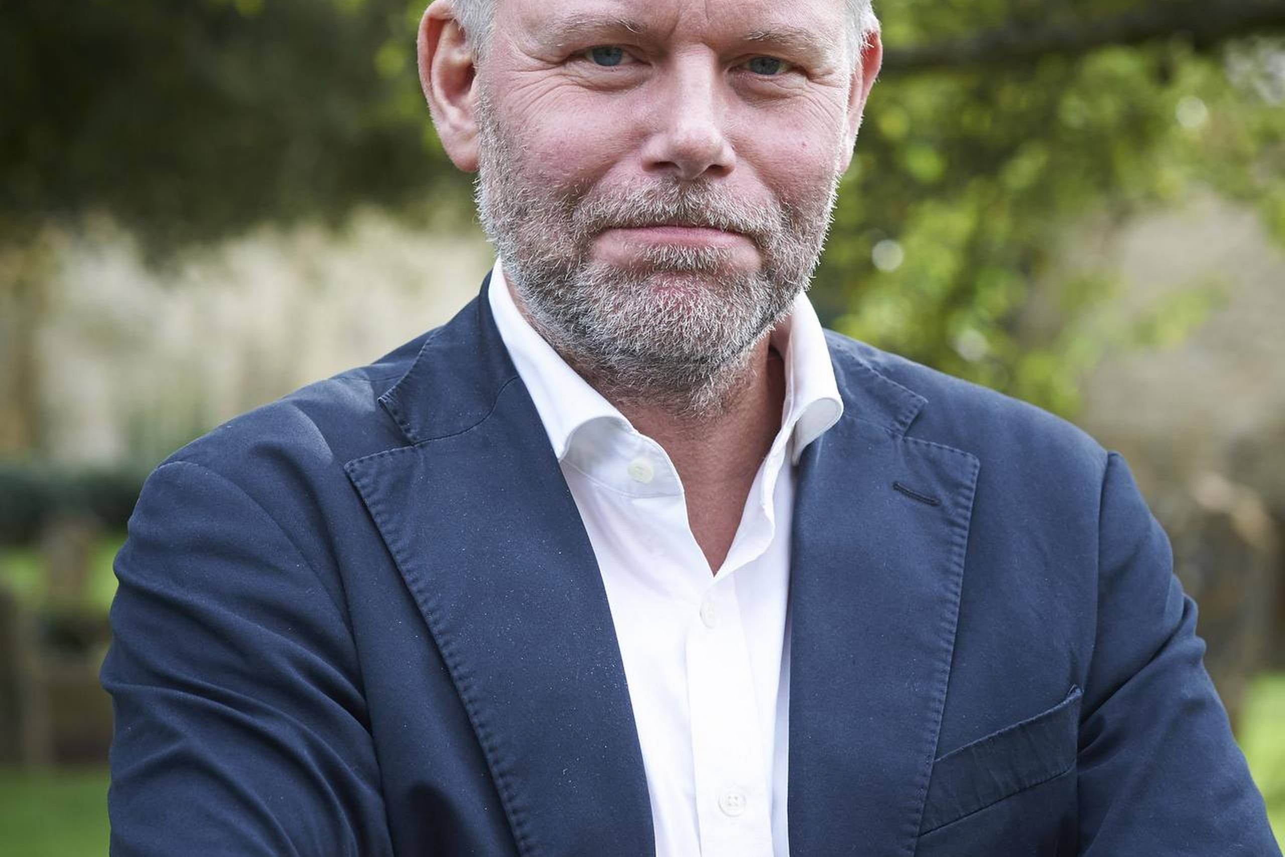 Før komponerede han først og spillede bagefter. Nu komponerer han, mens han spiller. Sådan beskriver Arne Dahl arbejdsprocessen i sin nye serie. Foto: Geraint Lewis/Writer Pictures