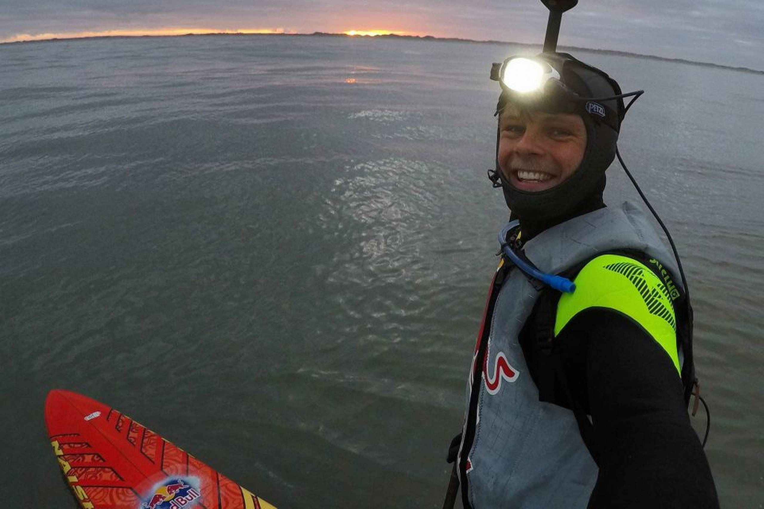 Udstyret med pandelampe, våddragt og et fire og en halv meter langt bræt er den 24-årige jyde på vej til Norge. Foto: Cold Coast/Frederik Clement