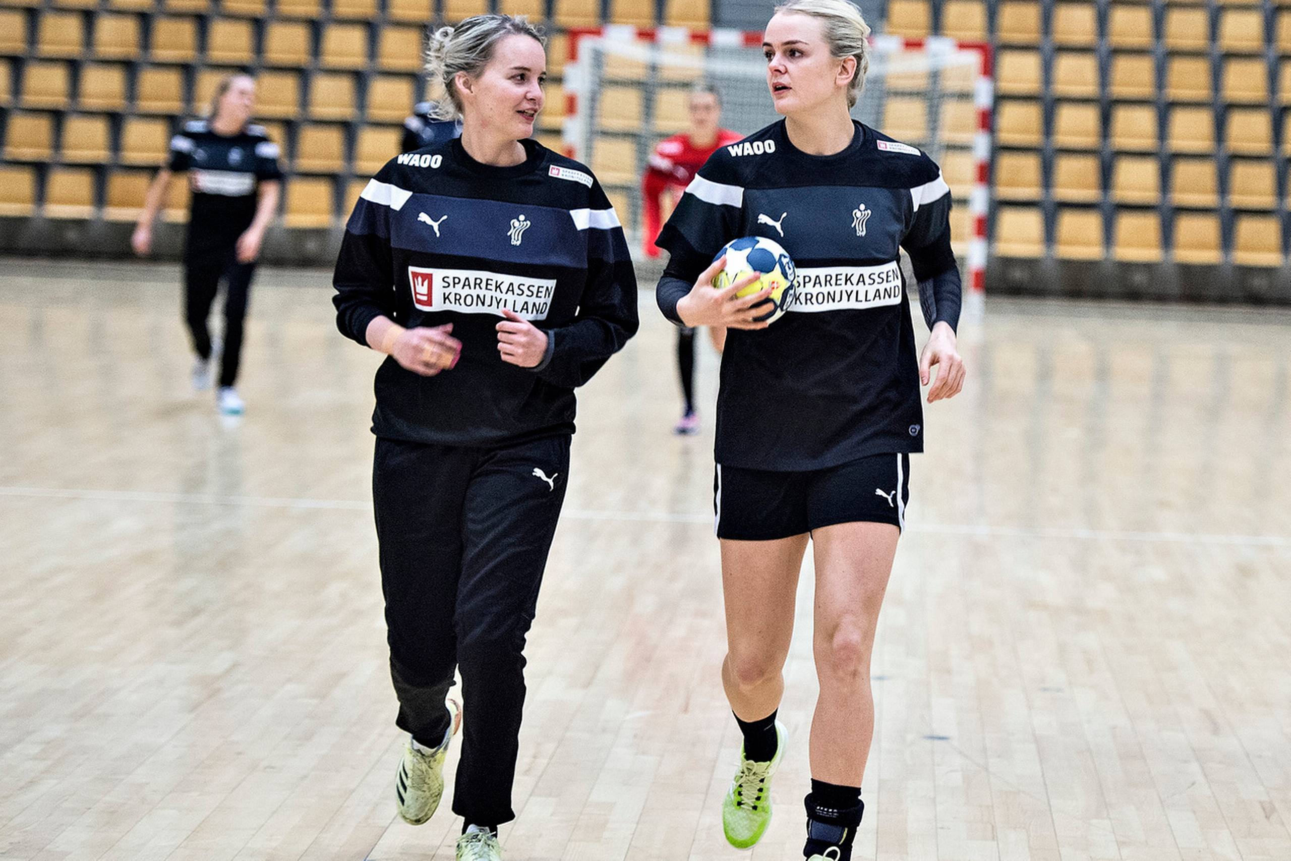 Målmand Sandra Toft og anfører Stine Jørgensen under opvarmningen til mandagens træning. I denne uge venter to EM-kvalifikationskampe for Danmark. Foto: Henning Bagger