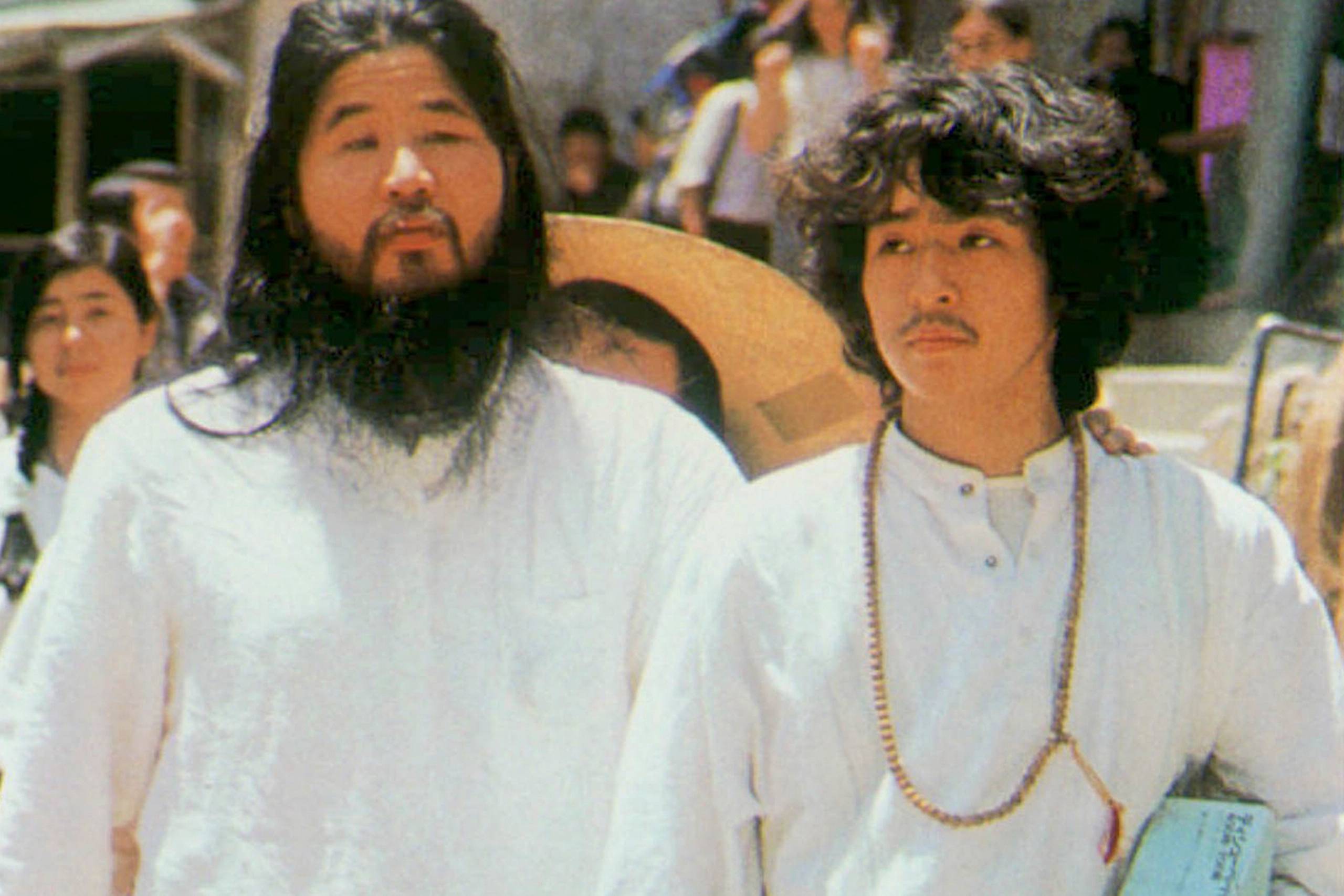 Shoko Asahara (tv.) mente selv, at han var en reinkarnation af Messias og fungerede som leder af kulten Aum Shinrikyo. Her ses han med en af sine tætte allierede, Yoshihiro Inoue, under et besøg i Tokyo. Foto: Kyodo News/AP