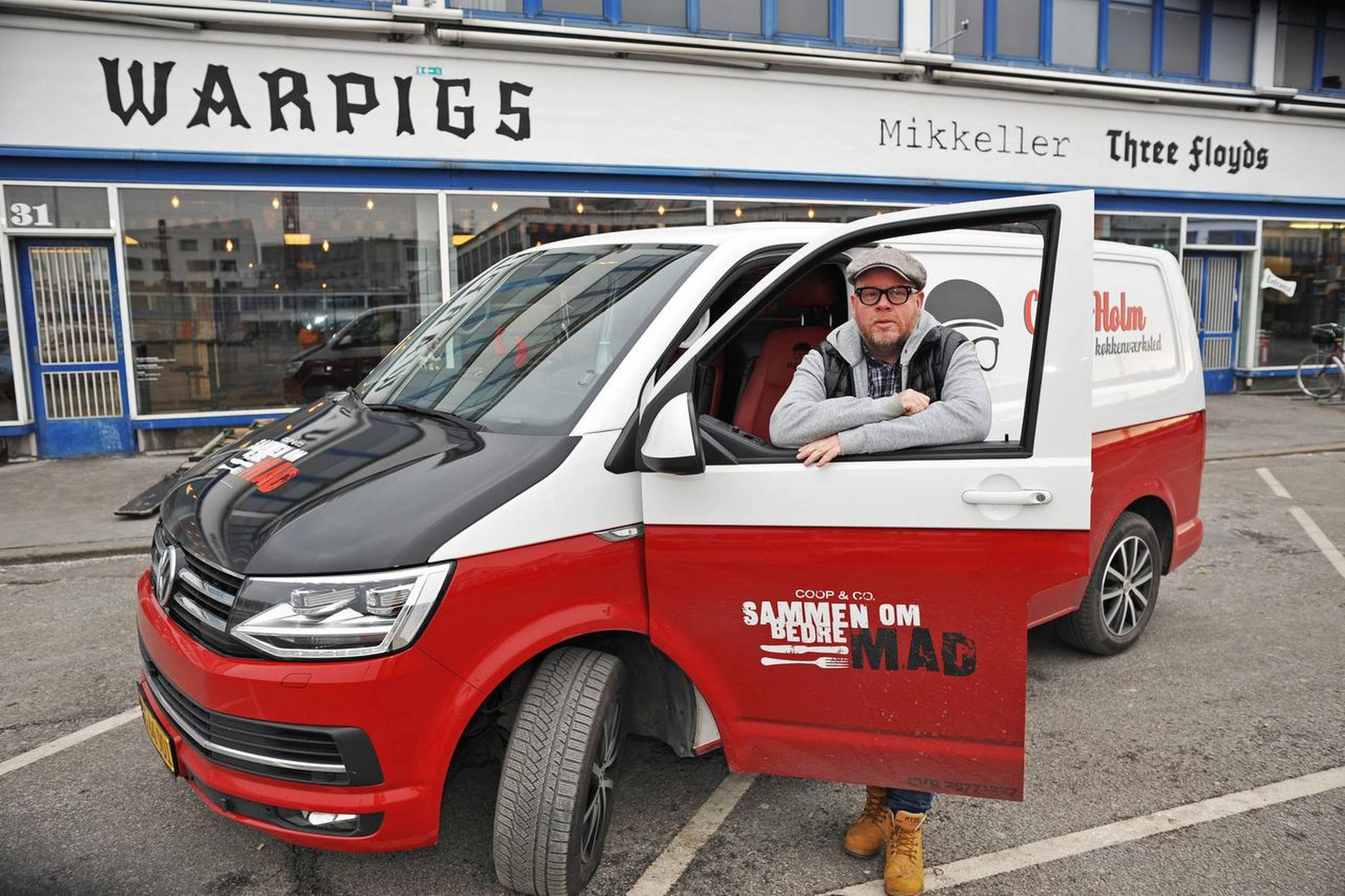 Kok, forfatter og foredragsholder Claus Holm kører op til 7.000 km om måneden i sin rød-hvide Volkswagen Transporter 2,0 TDI, og han har et helt specielt forhold til bilen, som han kalder ”hende”. Fotos: Jens Høy