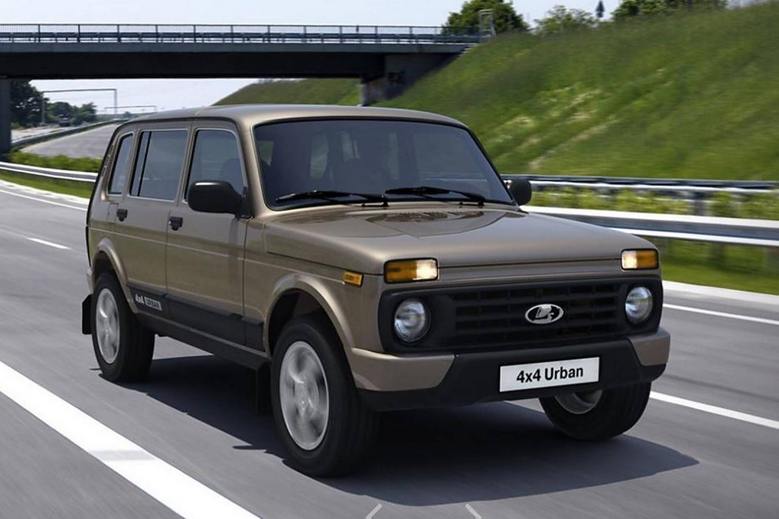 Den kantede Lada Niva ligner sig selv, men den kan nu fås i lang version med fire døre. Permanent firehjulstræk og stor vadedybde er nogle af dyderne i den ellers rustikke Niva. Foto: Lada