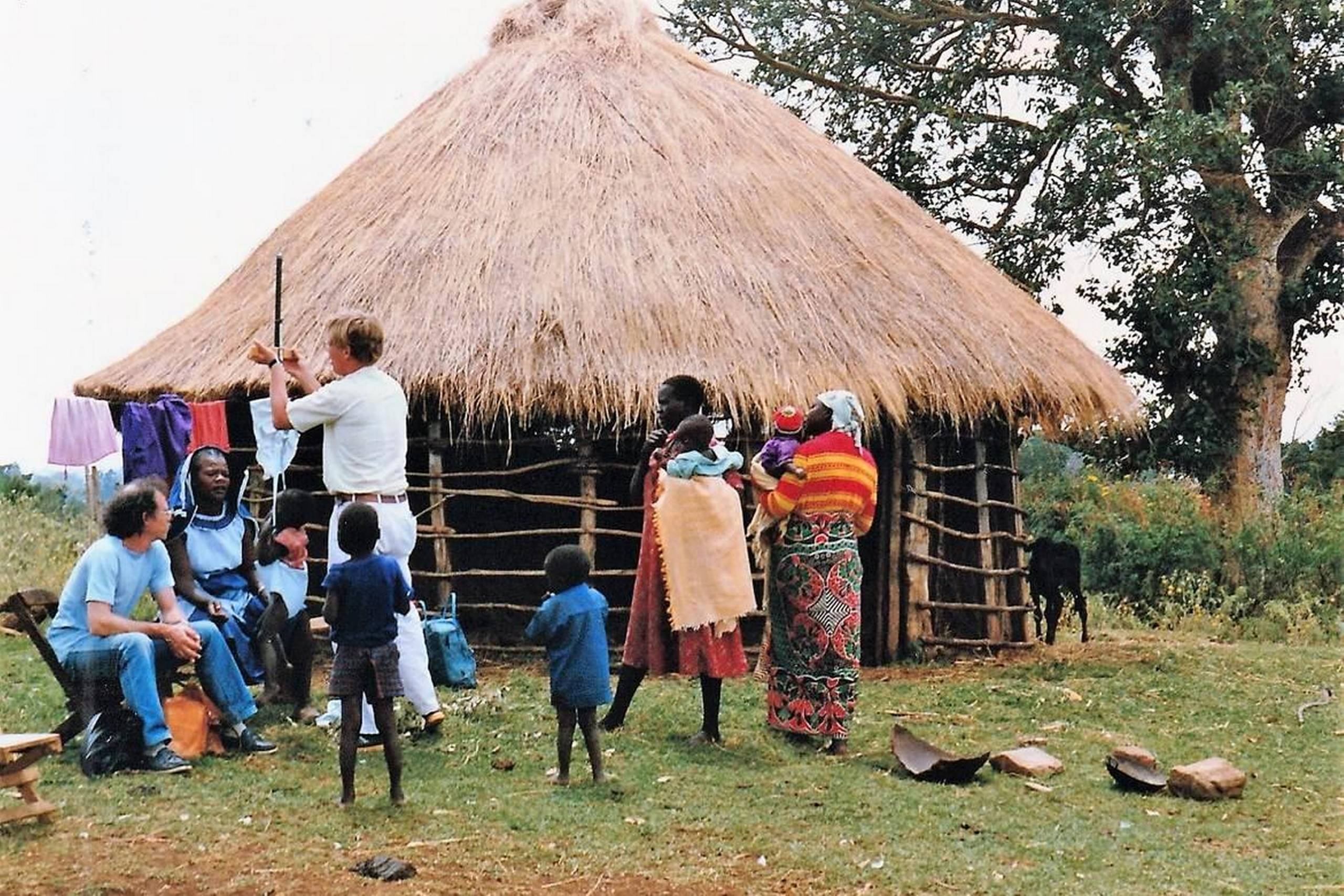 John Rosenstock (yderst til venstre) på tur med den mobile klinik ved Mount Kenya, Kenya 1987. Foto: Privat