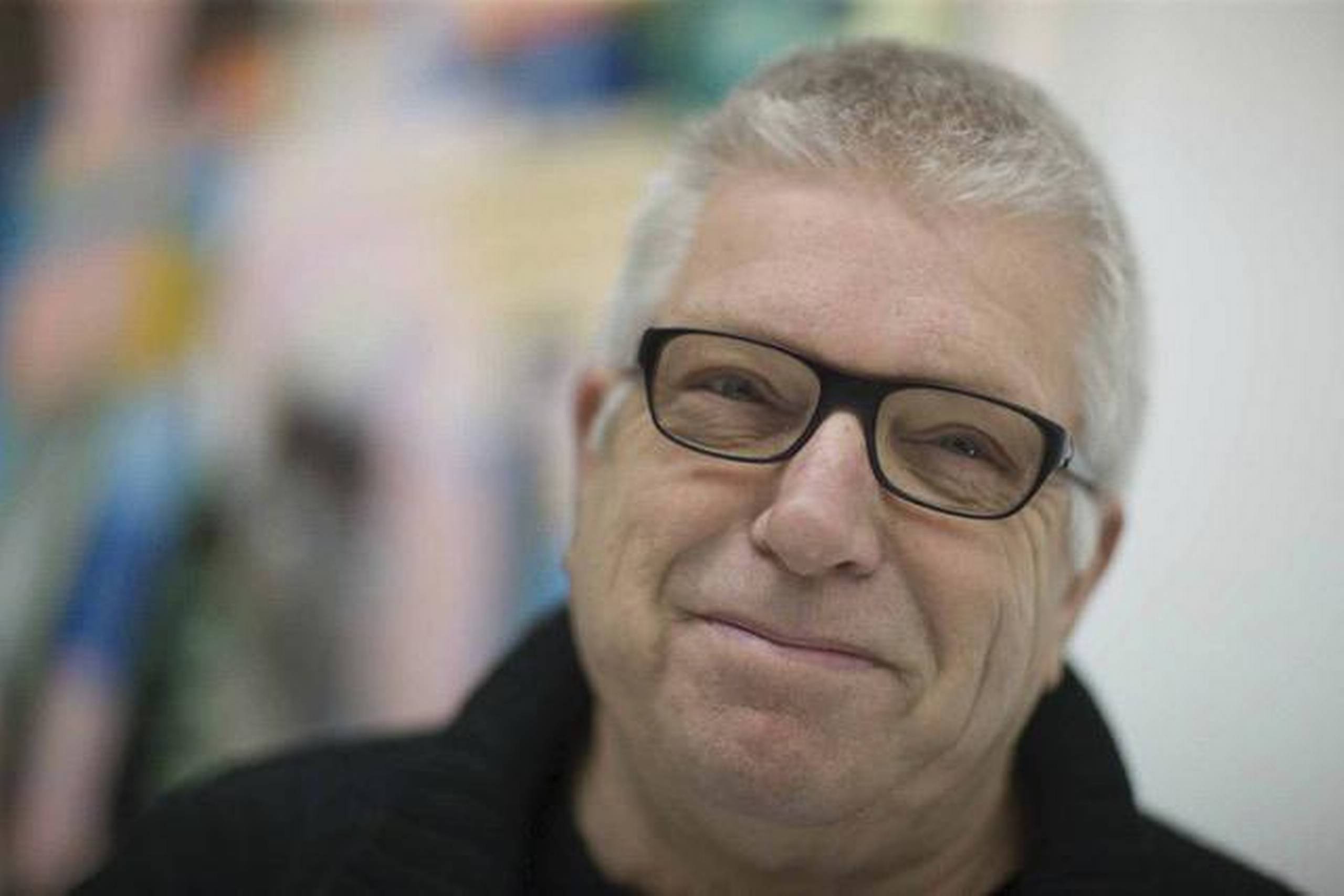 Leif Sylvester holder af gamle lader og huse med bindingsværk, som også er foreviget i bogen. Foto: PR