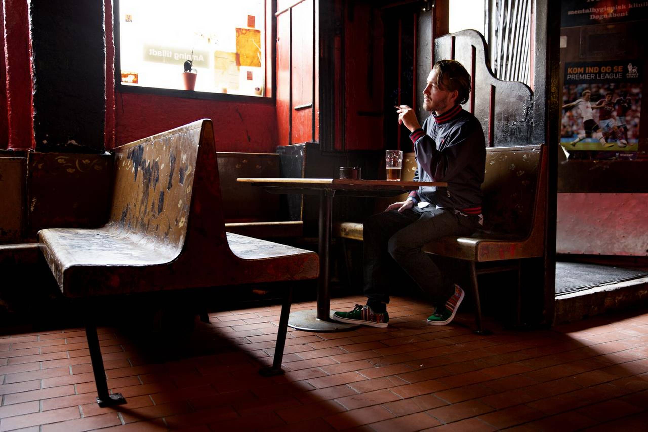Det begynder i en diskotekskø og ender på en psykiatrisk afdeling. Jacob Skyggebjergs autofiktive roman har meget på hjerte, men ender som halvflad læsning. Foto: Jacob Ehrbahn