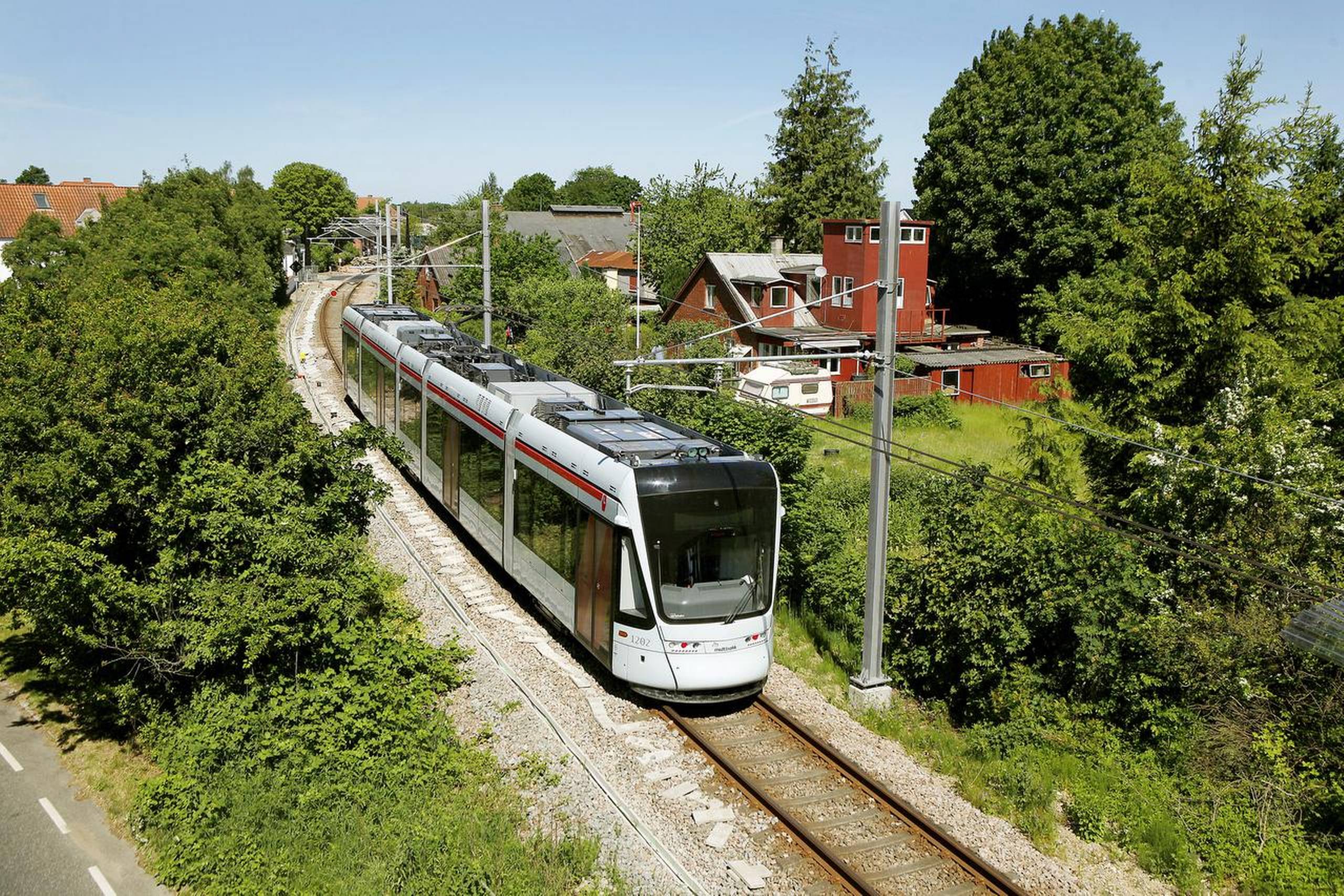 Åbning af Odderbanen inden sommerferien er stadig en mulighed. Her er det en testkørsel ved Tranbjerg sidste år. Arkivfoto: Aarhus Letbane.