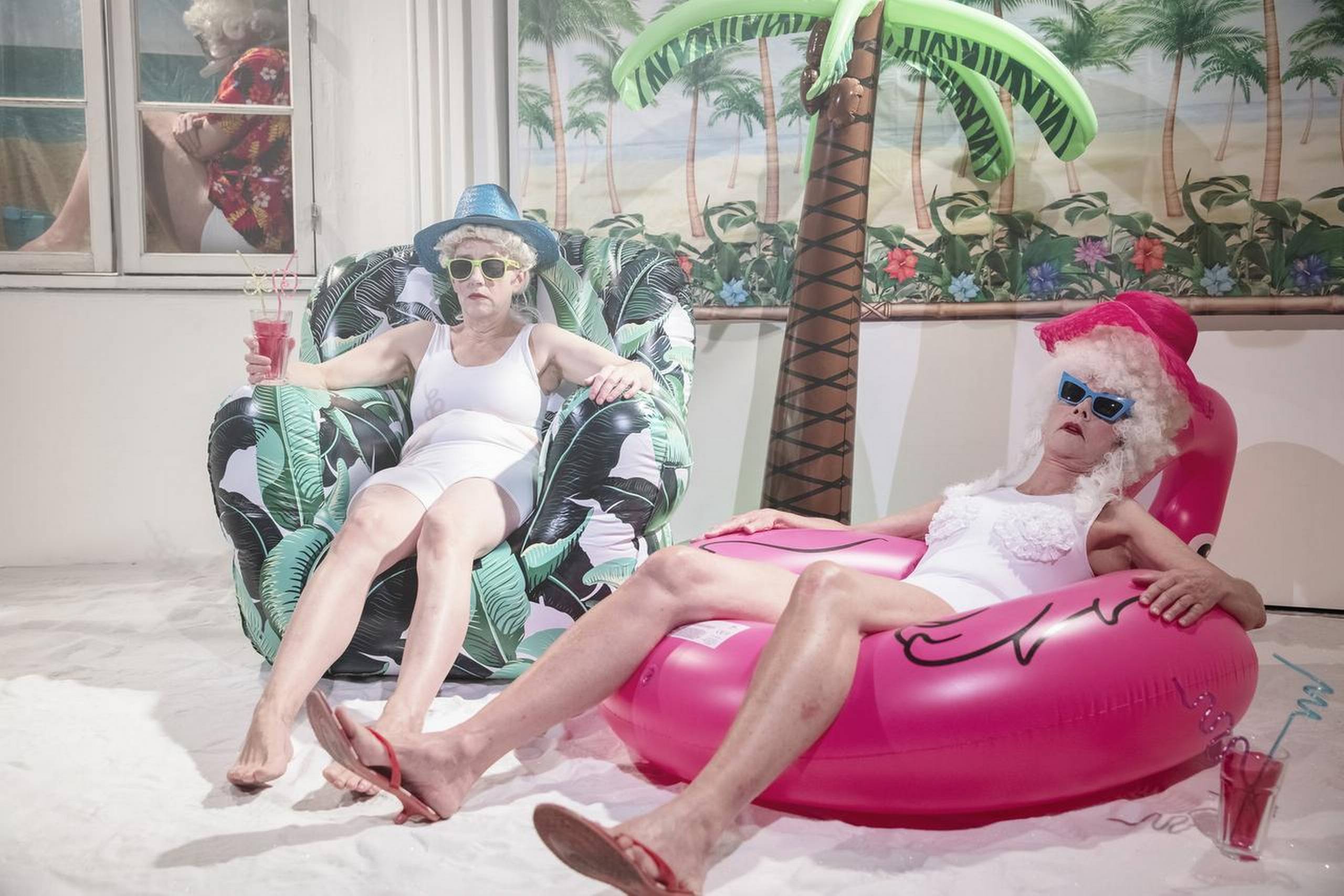 Birgitte Prins og Charlotte Munksgaard som moderne charterturister på besøg i det tidligere Dansk Vestindien. Foto: Thomas Cato