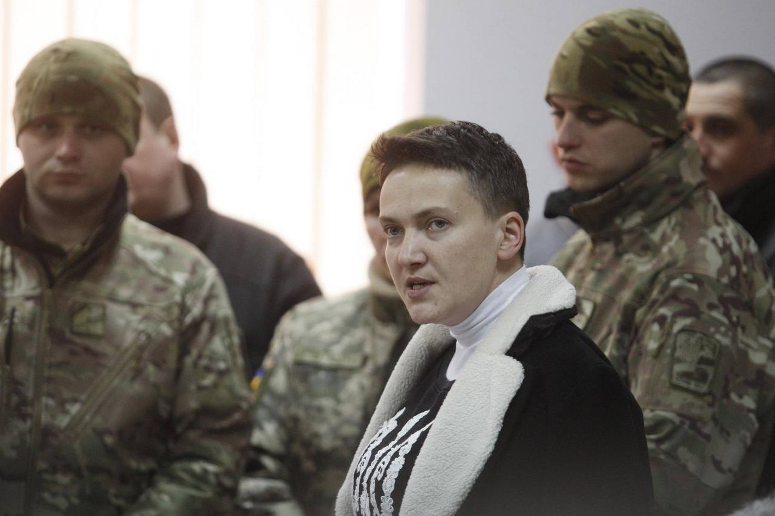 Fra nationalhelt til terrormistænkt på under to år. Piloten Nadja Savtjenko er fængslet i Kiev. Foto: Vladimir Sindeyeve/Ritzau Scanpix