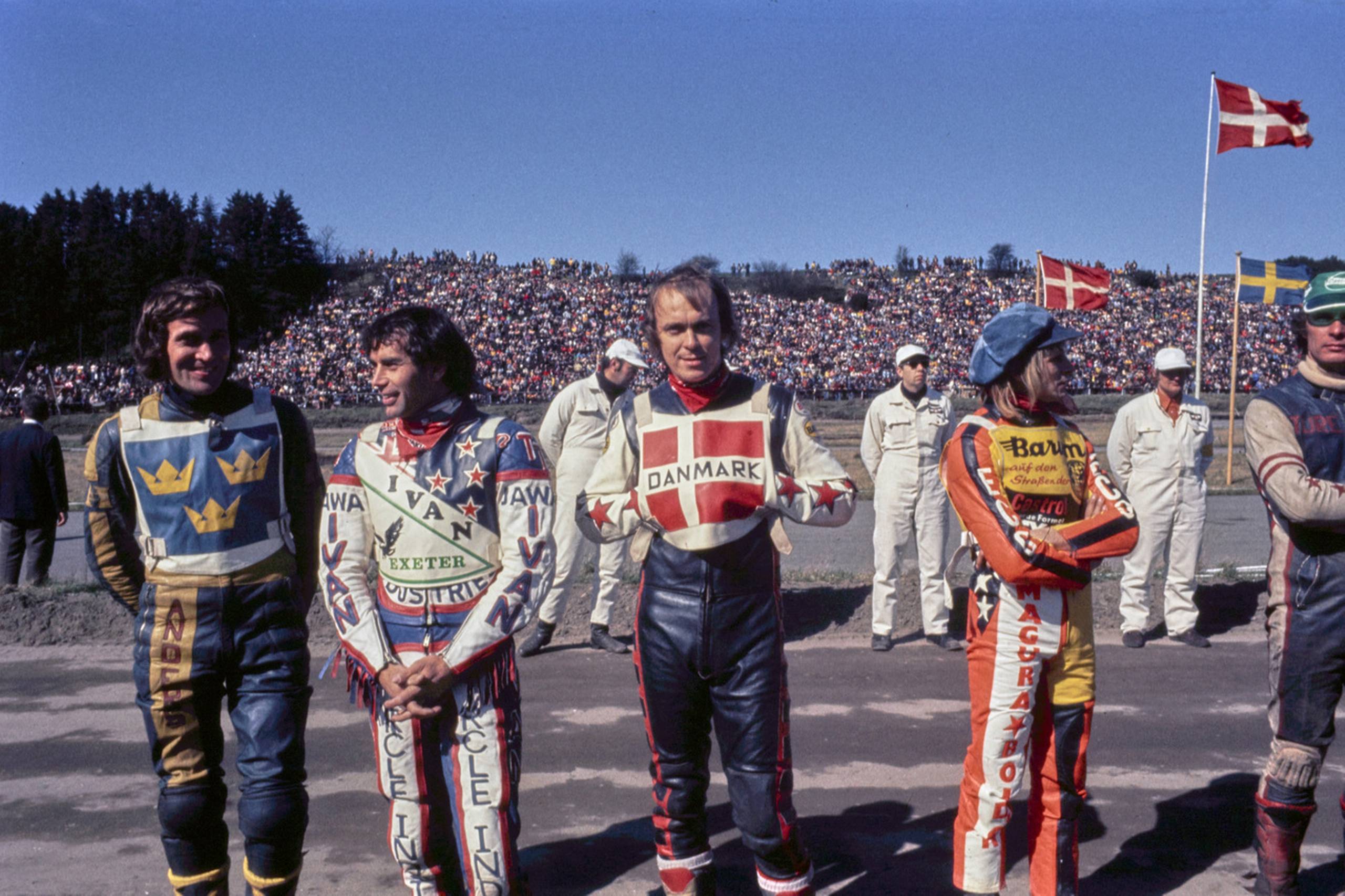 Speedway på Løvelbanen ved Viborg i 1975. Ivan Mauger (nummer to fra venstre) side om side med Ole Olsen. Foto: Erik Kragh
  
