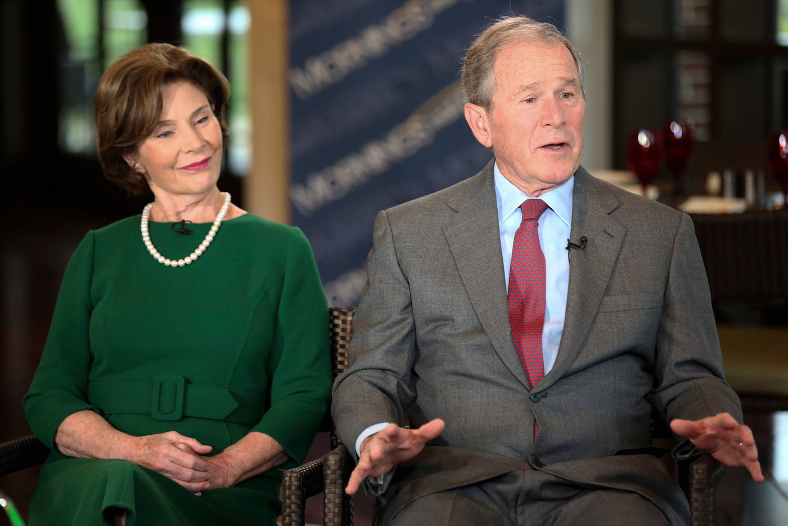 Tidligere præsident George W. Bush og Laura Bush bliver interviewet på Fox Business. Foto: AP/Brandon Wade
