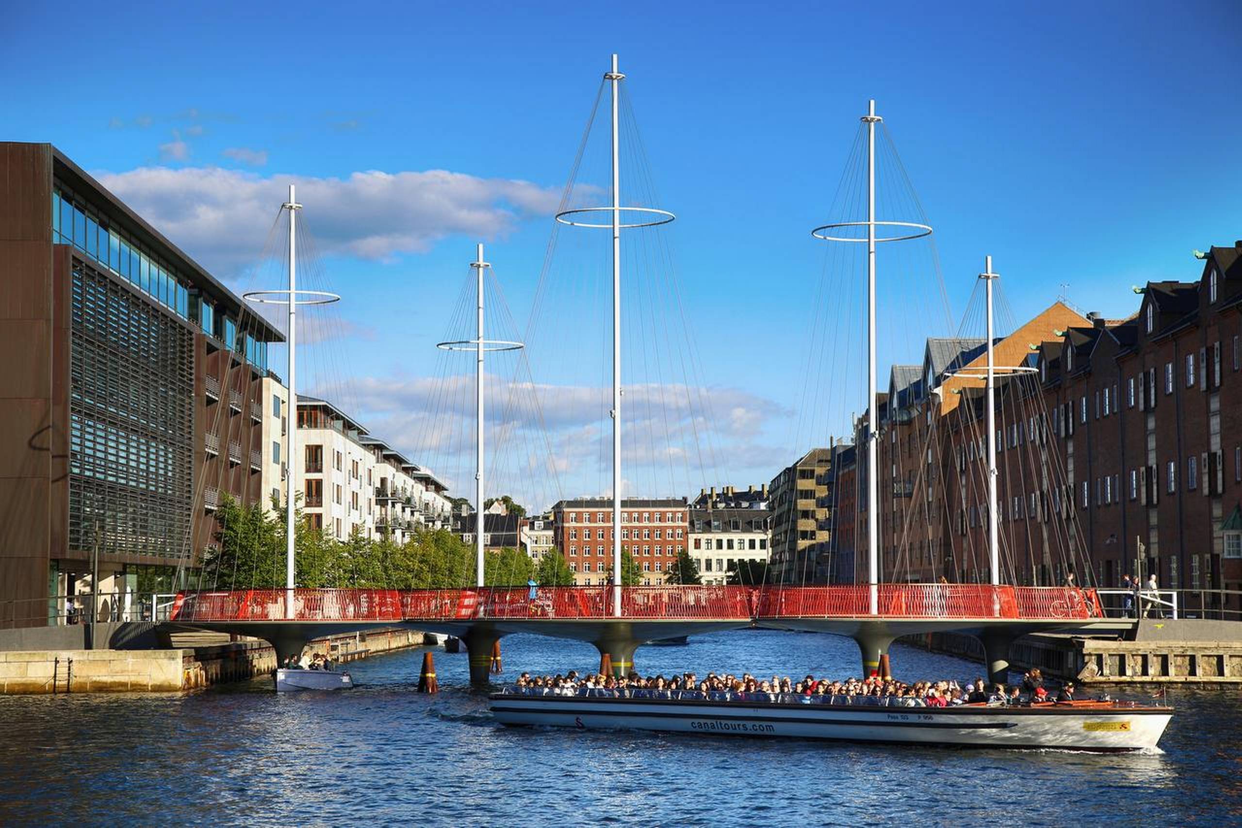 Olafur Eliassons Cirkelbro ligger ved den sydvestlige indsejling til Christianshavns Kanal. Foto: Getty Images