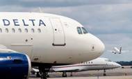 Et fly fra Delta Airlines vendte om undervejs, da Kina indførte nye krav om desinfektion af flyene i lufthavne. Det bliver for dyrt, mener flyselskabet. Foto: Mary Altaffer/AP