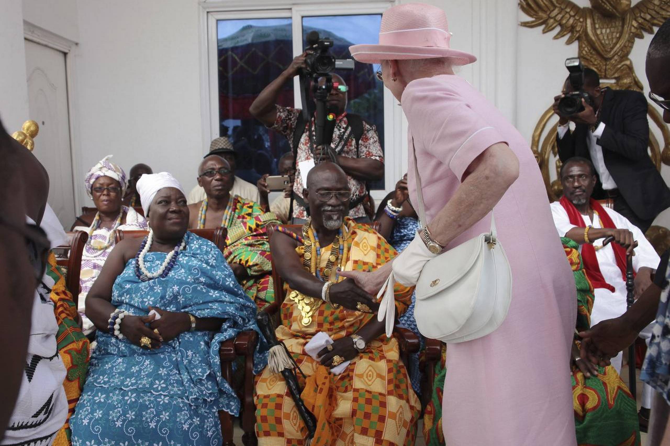 I november 2017 var dronning Margrethe på tre dages besøg i Ghana. Hun hilste bl.a. på lokale ledere i hovedstaden Accra. Arkivfoto: Christian Thompson/AP