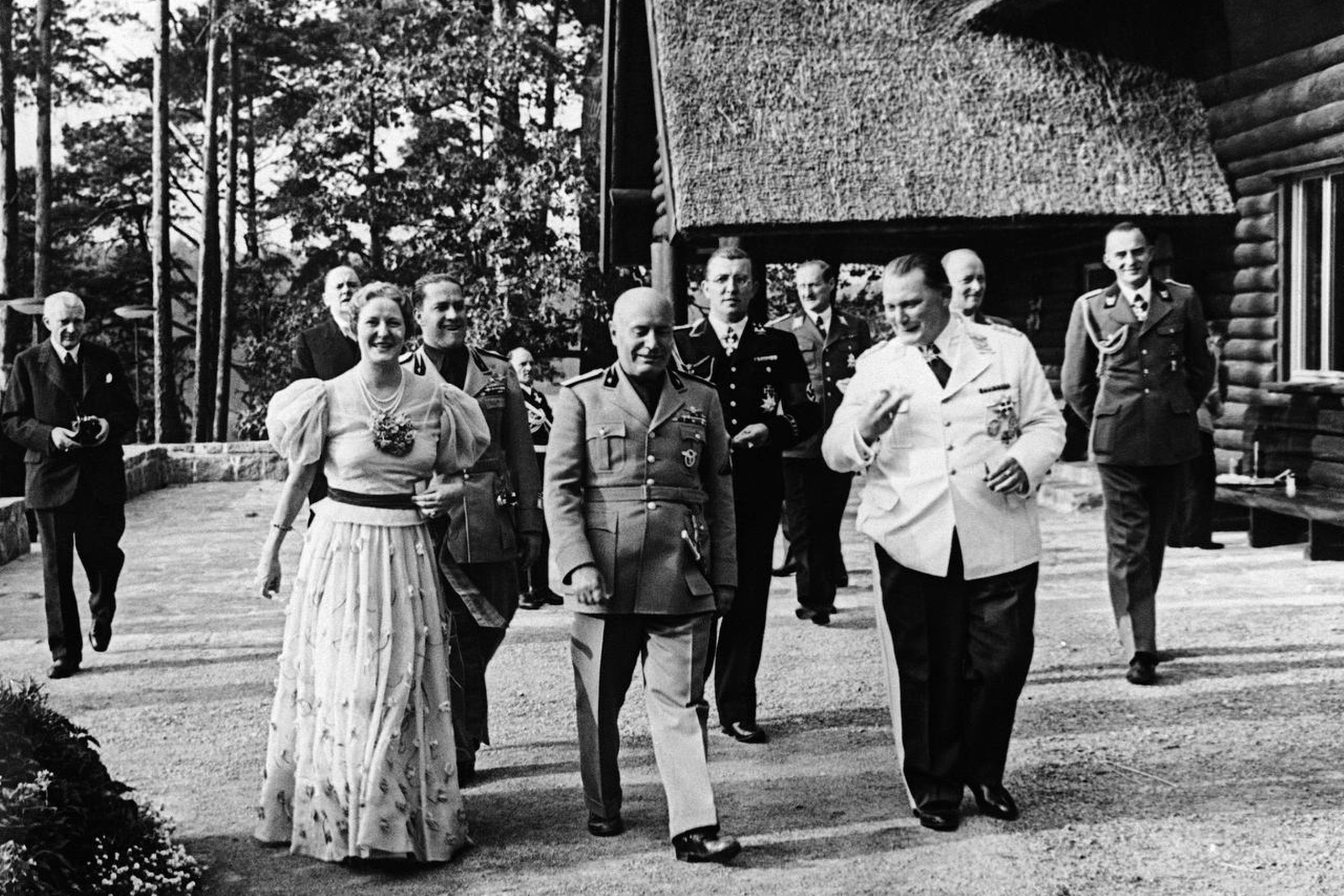 Benito Mussolini under et besøg i Tyskland, flankeret af Emmy og Hermann Göring. Sidstnævnte var en af Hitlers nærmeste medarbejdere. Yderst t.h. Mussolinis svigersøn, udenrigsminister grev Ciano, som Il Duce lod henrette 1944. Foto: AP