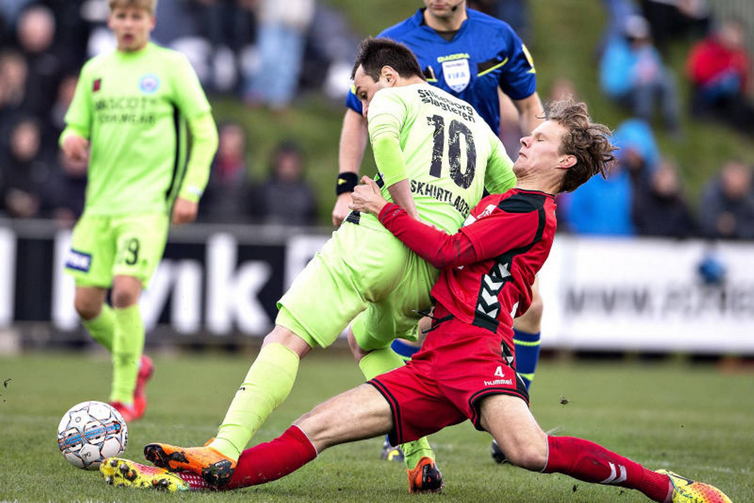 FC Fredericias Erik Nissen fik fat i Silkeborgs Davit Skhirtladze i semifinalen i DBU Pokalen mellem FC Fredericia og Silkeborg IF på Monjasa Park i Fredericia. Foto: Henning Bagger/Ritzau Scanpix