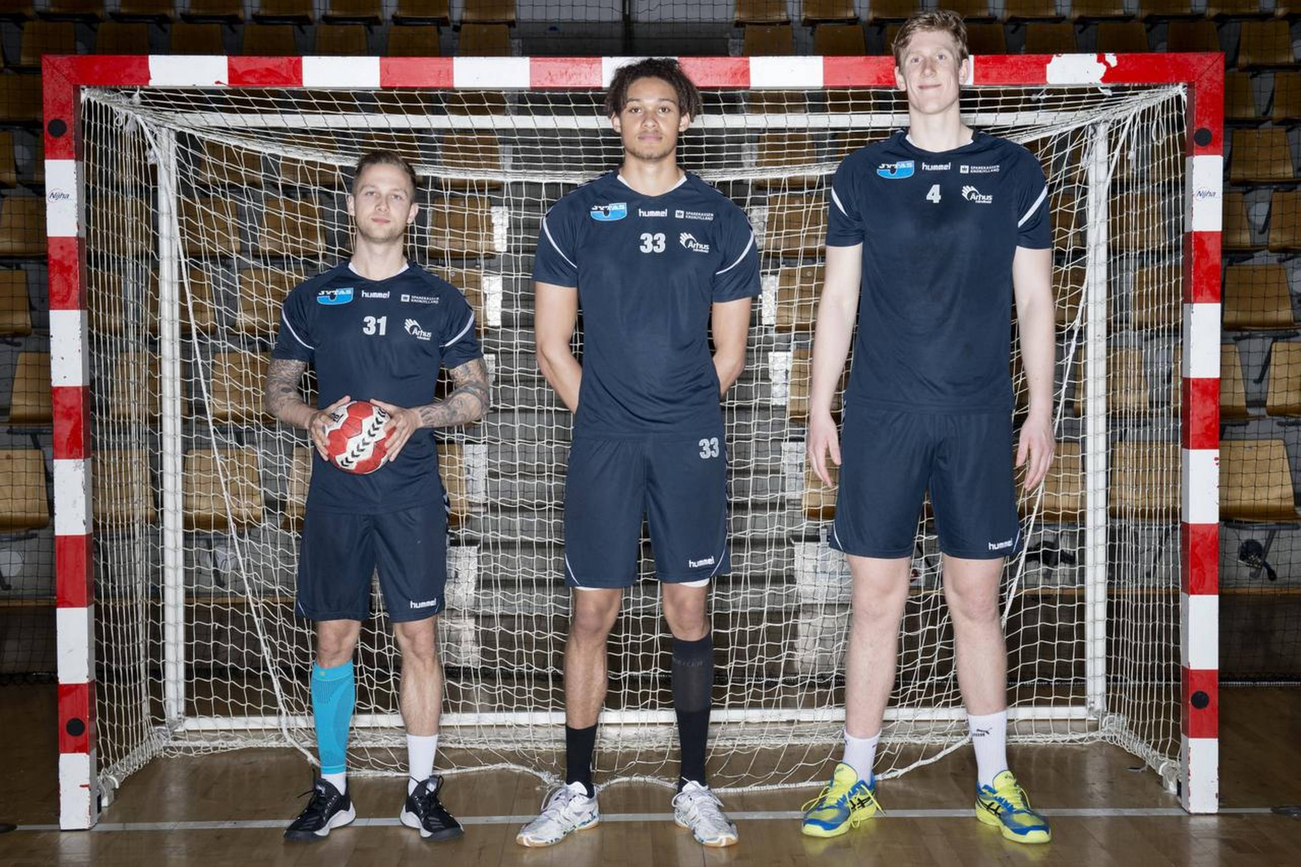 Fløjspilleren Fredrik Schilling (t.v.) er med sine 179 cm den laveste spiller i Århus Håndbold. Han har et stykke op til Århus Håndbolds to nye stortalenter i skikkelse af Moussa Dembele på 205 cm (midten) og Anton Laursen på 214 cm. Foto: Tanja Carstens Lund