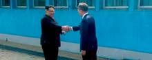 Kim og Moon giver hånd tværs over den demilitariserede zone i 2018, da relationerne mellem Nordkorea og Sydkorea var varme og imødekommende. Siden brød de sammen, men genoptages nu med reetableringen af kommunikationslinjerne, der blev afbrudt sidste sommer.
Foto: Korea Broadcasting System via AP