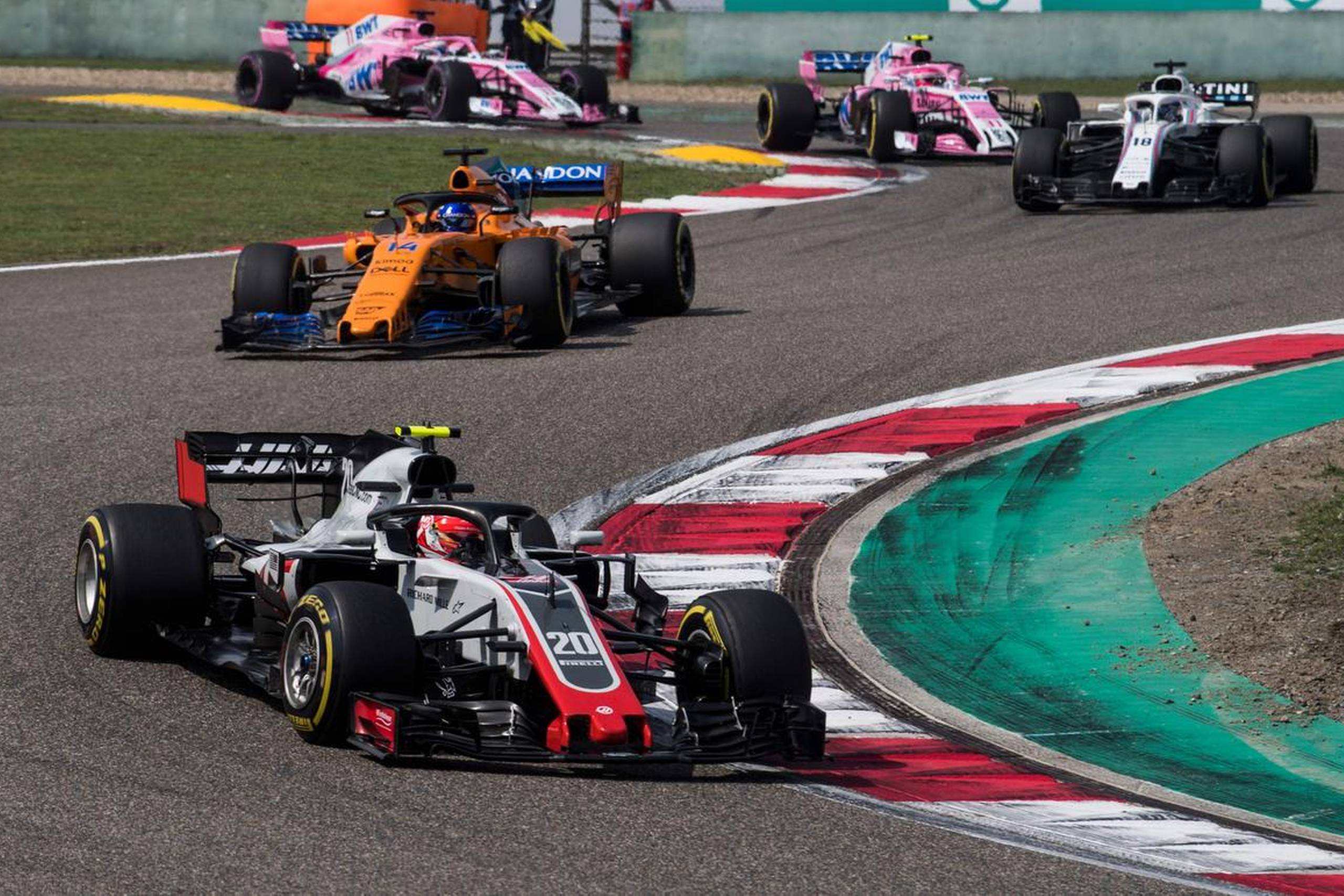 Kevin Magnussen ligger foran McLaren og Force India. Begge holds chefer forstår ikke, hvordan Haas har kunnet tage så stort et spring i denne sæson. Foto: Johannes Eisele/AFP