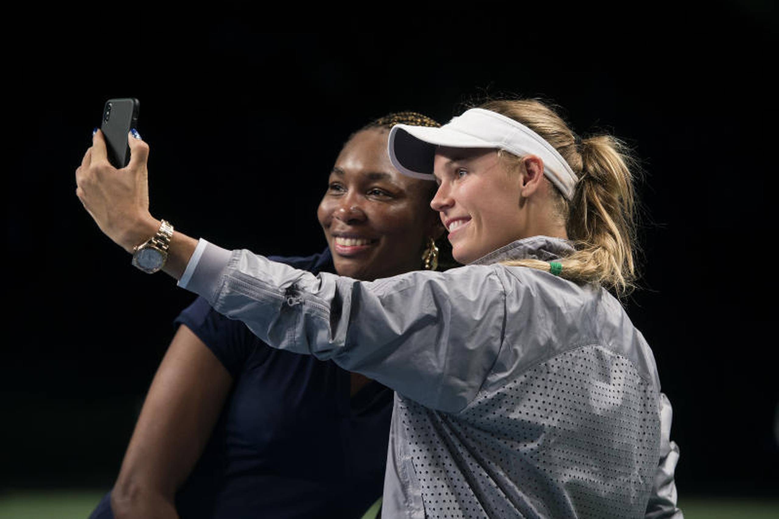 Veninderne tog en selfie efter kampen, da Caroline Wozniacki og Venus Williams mødte hinanden i Champions Battle 2018 i Telia Parken mandag. Foto: Liselotte Sabroe/Ritzau Scanpix