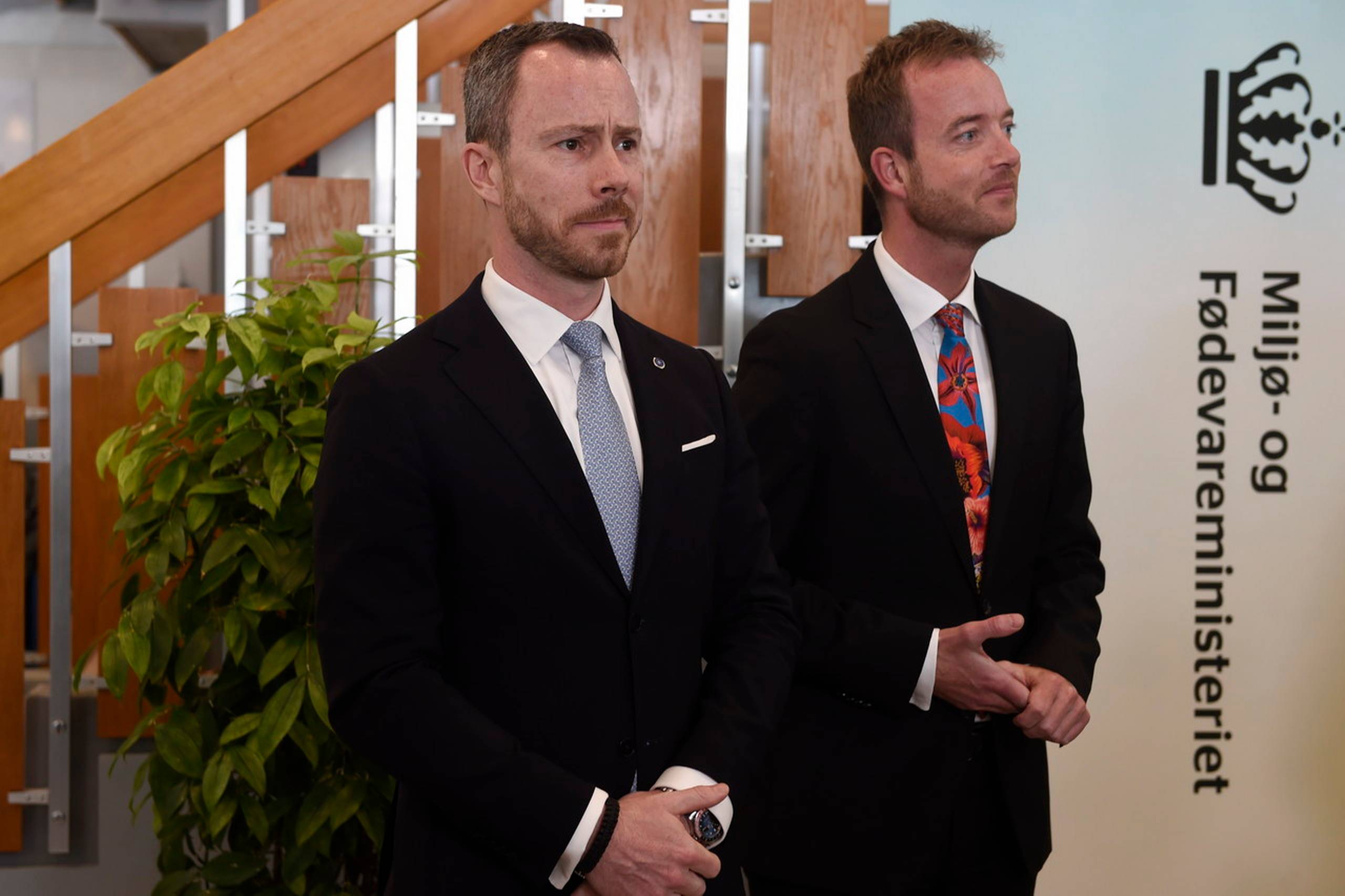 Tiltrædende minister Jakob Ellemann-Jensen og afgående minister Esben Lunde Larsen ved ministeroverdragelsen i miljø- og fødevareministeriet. Foto: Liselotte Sabroe/Ritzau Scanpix