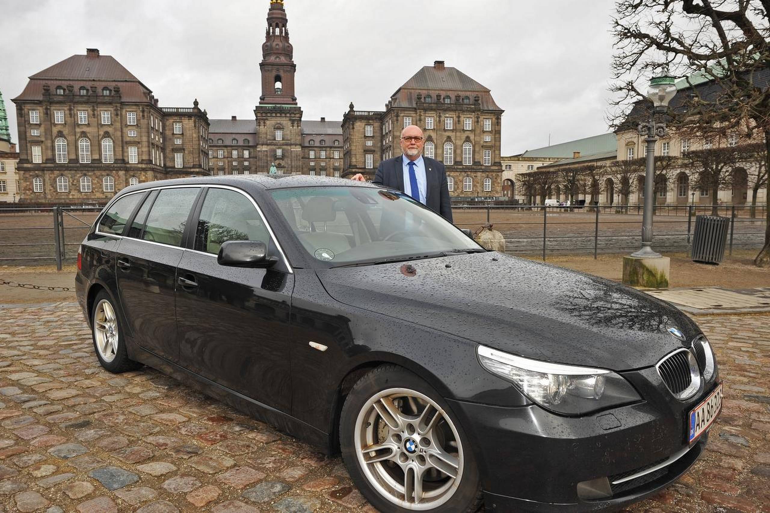 Kristian Pihl Lorenzen elsker store biler med ditto motorer, men har også interesse for klassiske biler. Privat ejer han en sort Mercedes-Benz, årgang 1966.