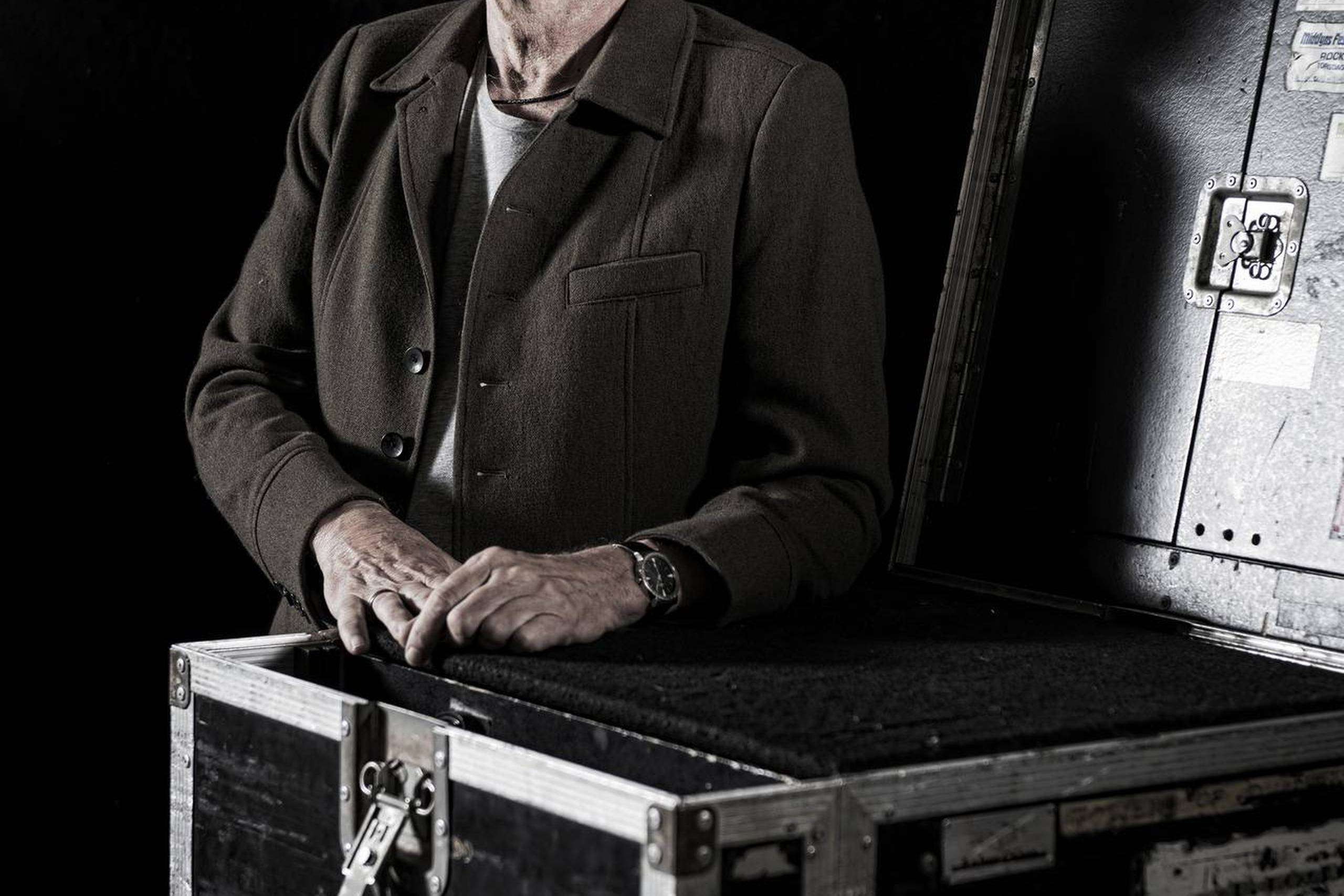 Folkfesten ruller på det nye album med Lars Lilholt, hvor selvkritikken dog ikke kan hamle op med spilleglæden. Foto: Casper Dalhoff