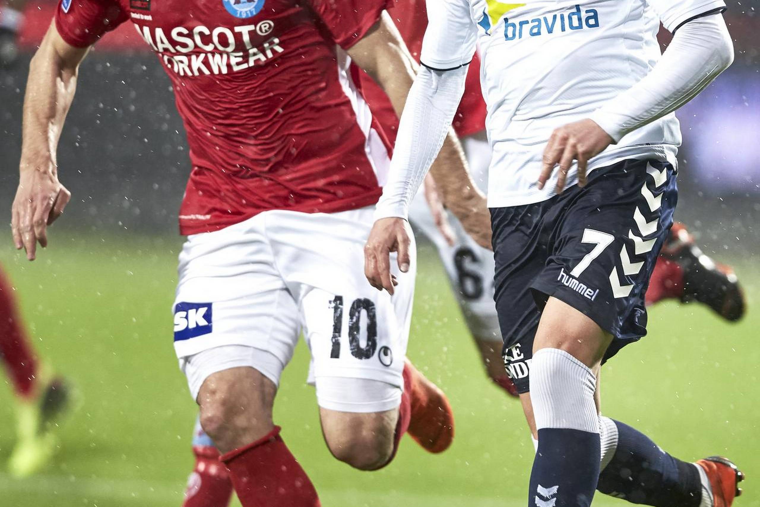 AGFs Jakob Ankersen (7) og Silkeborg IFs Davit Skhirtladze (10) under ALKA Superliga kampen mellem Silkeborg IF og AGF i Silkeborg, mandag den 30. april 2018.. (Foto: Mikkel Berg Pedersen/Ritzau Scanpix