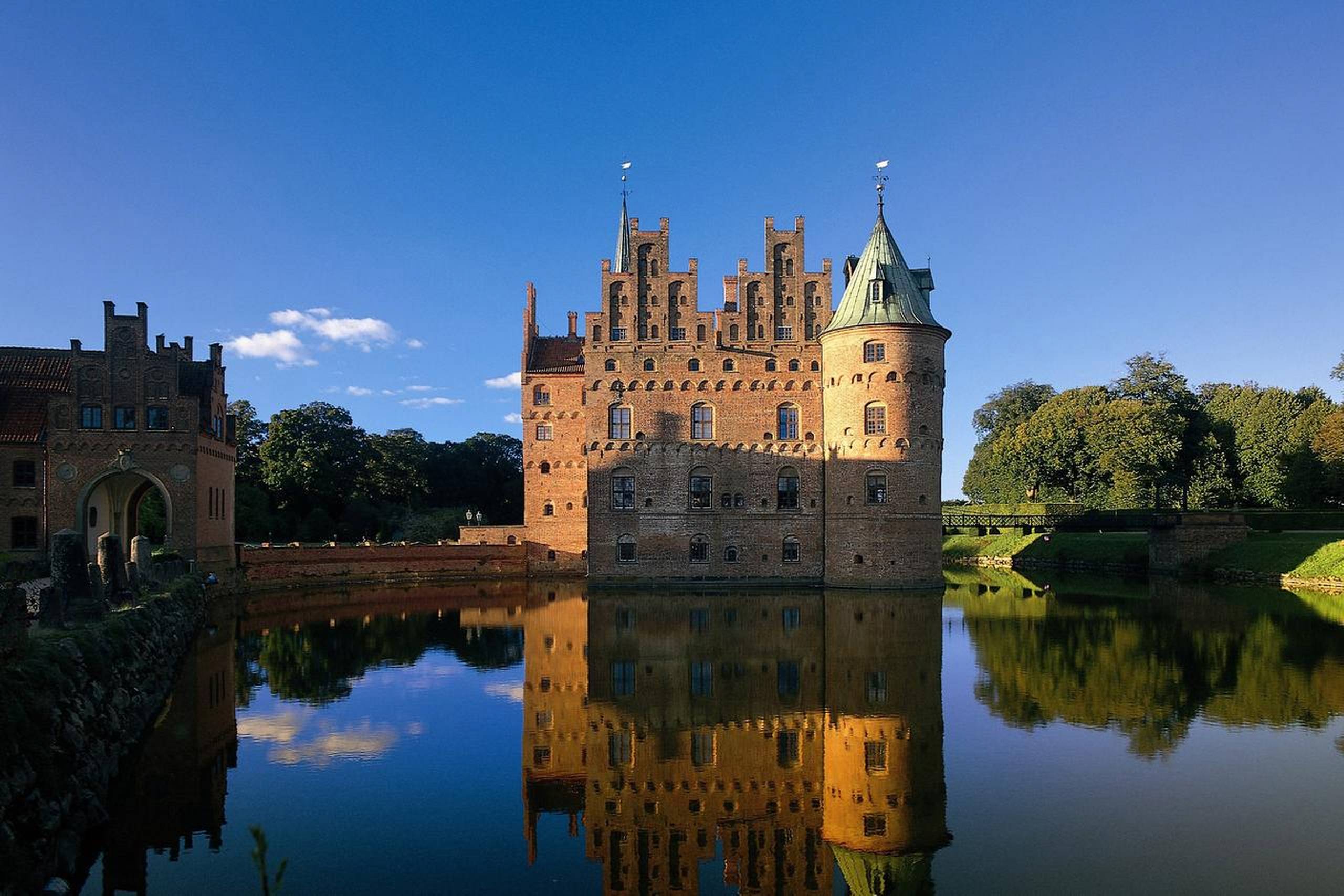 Egeskov Slot er en af Danmarks smukkeste herregårde, som oven i købet er åben for offentligheden. Foto: VisitDenmark