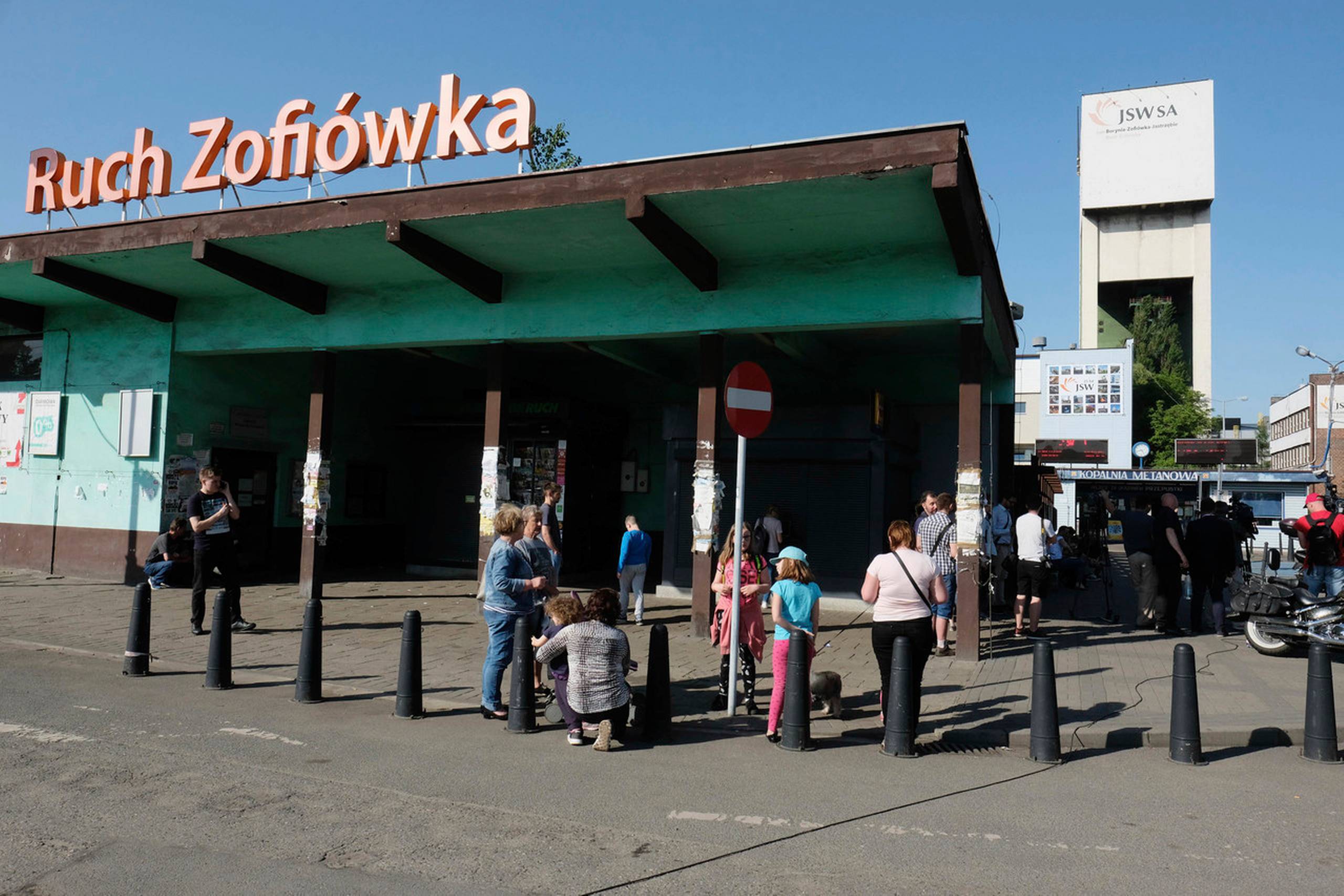 Oprindeligt var syv minearbejdere savnet, men to er fundet. De er i live, men bevidstløse, skriver Polens statslige nyhedsbureau PAP. Foto: Rafal Klimkiewicz/AP