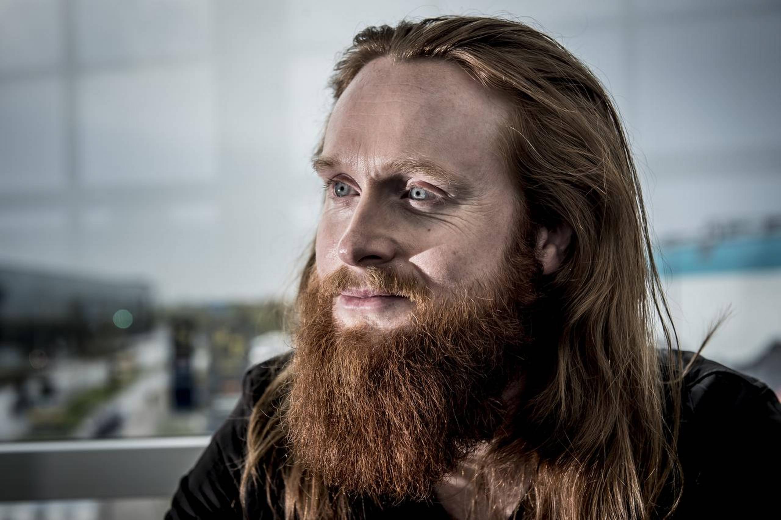 Vinderen af Dansk Melodi Grand Prix 2018, Jonas Rasmussen, repræsenterer Danmark ved finalestævnet i Lissabon i denne uge. I første omgang optræder han med nummeret "Higher Ground" i torsdagens semifinale. Hvis han går videre, så gælder det finalen på lørdag. Foto: Mads Claus Rasmussen/Ritzau Scanpix