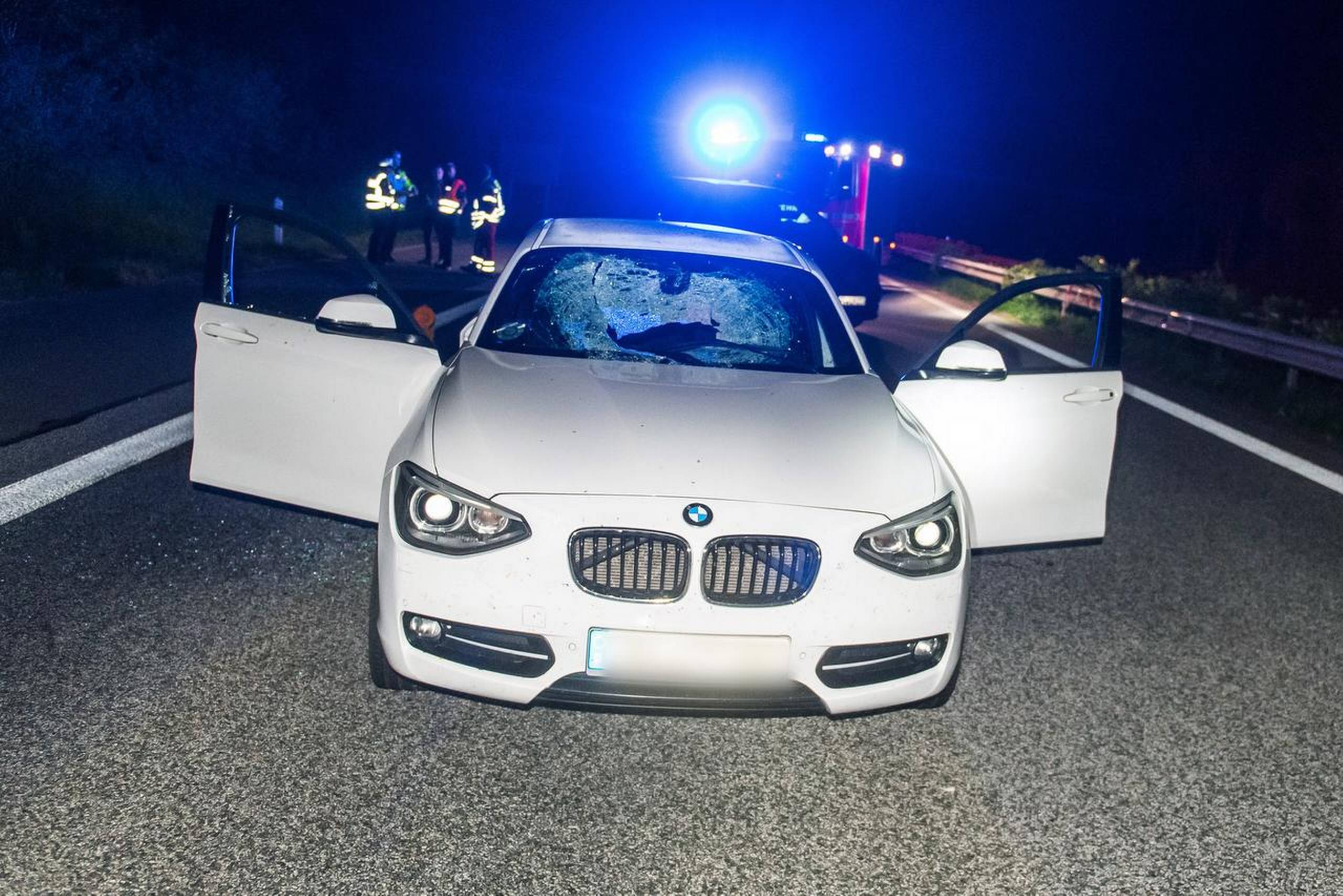 Den hvide BMW, der blev ramt på motorvej A7 i Nordtyskland ved Flensborg var tydelig beskadiget efter at være blevet ramt af en sten. Chaufføren blev hårdt kvæstet. Foto: Benjamin Nolte/Ritzau Scanpix