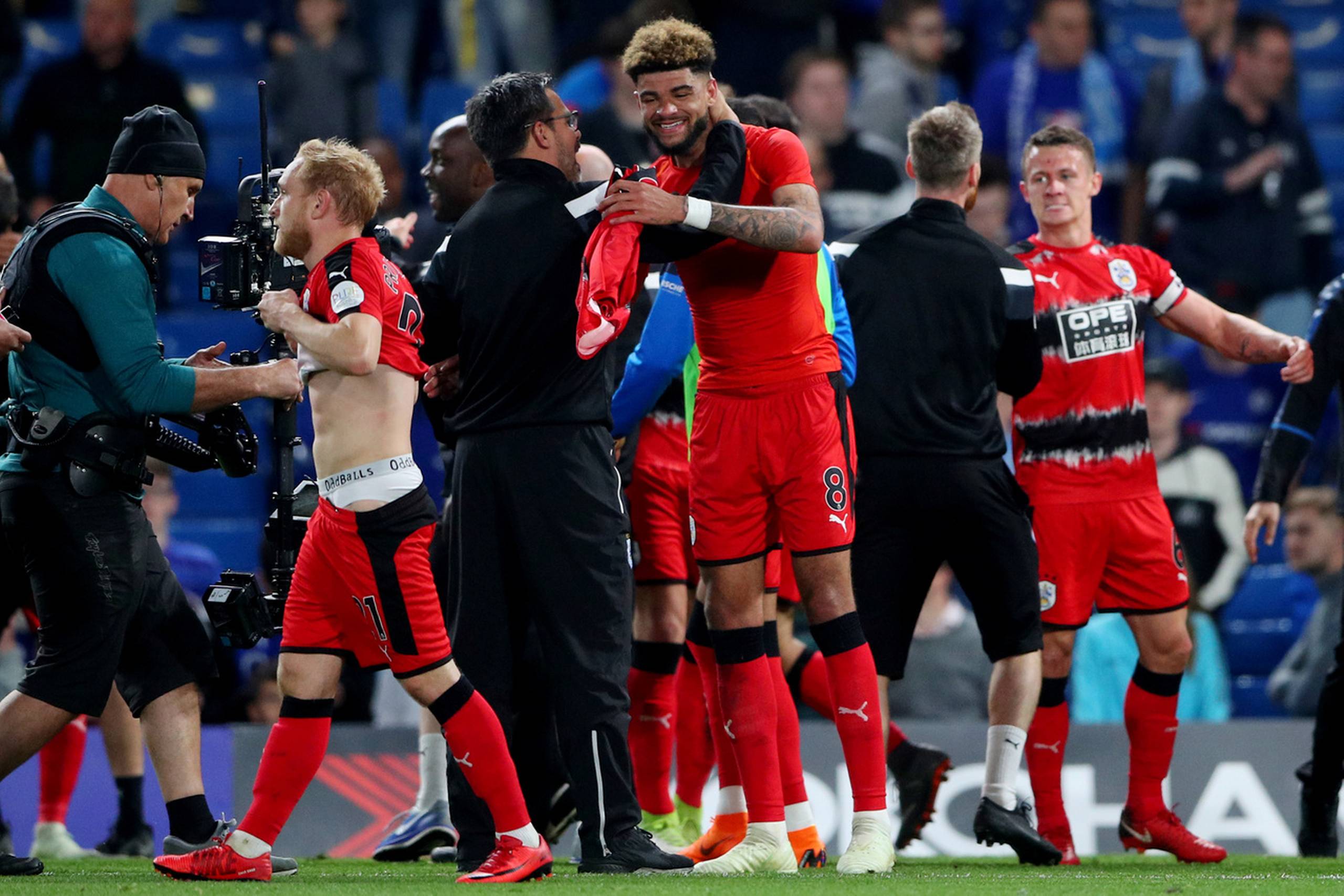 Huddersfield Town manager David Wagner omfavner Philip Billing for at fejre, at holdet undgår nedrykning efter 1-1 resultatet mod Chelsea. Foto: Ritzau Scanpix/HANNAH MCKAY