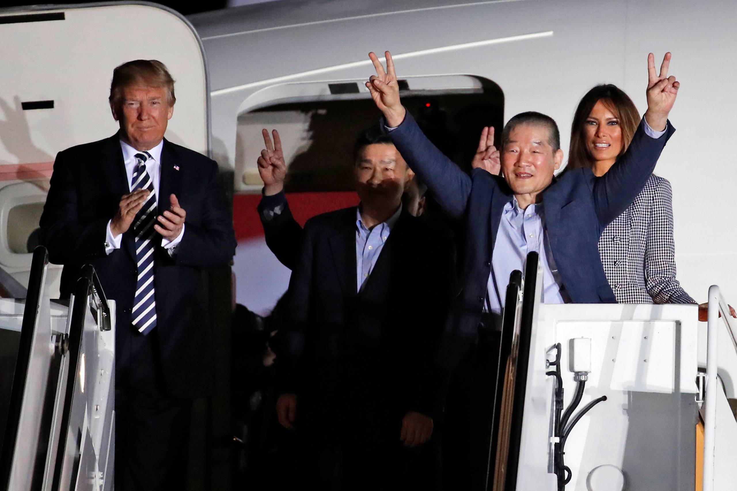 Præsident Donald Trump med førstedame Melania tog natten til fredag imod de tre amerikanere, der har siddet fængslet i Nordkorea, men forud før et topmøde mellem Trump og den nordkoreanske leder Kim Jong-un nu er blevet frigivet. Foto: Alex Brandon/AP