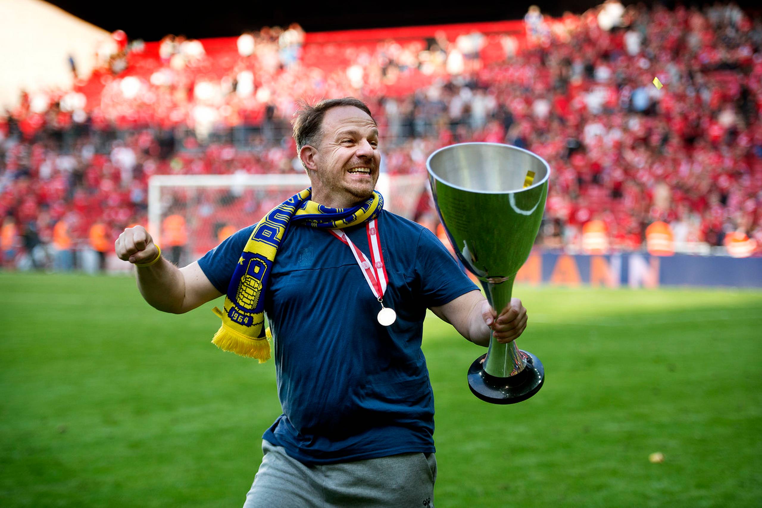Brøndbys cheftræner Alexander Zorniger fejrer sejren i pokalfinalen. Foto: Liselotte Sabroe/Ritzau Scanpix