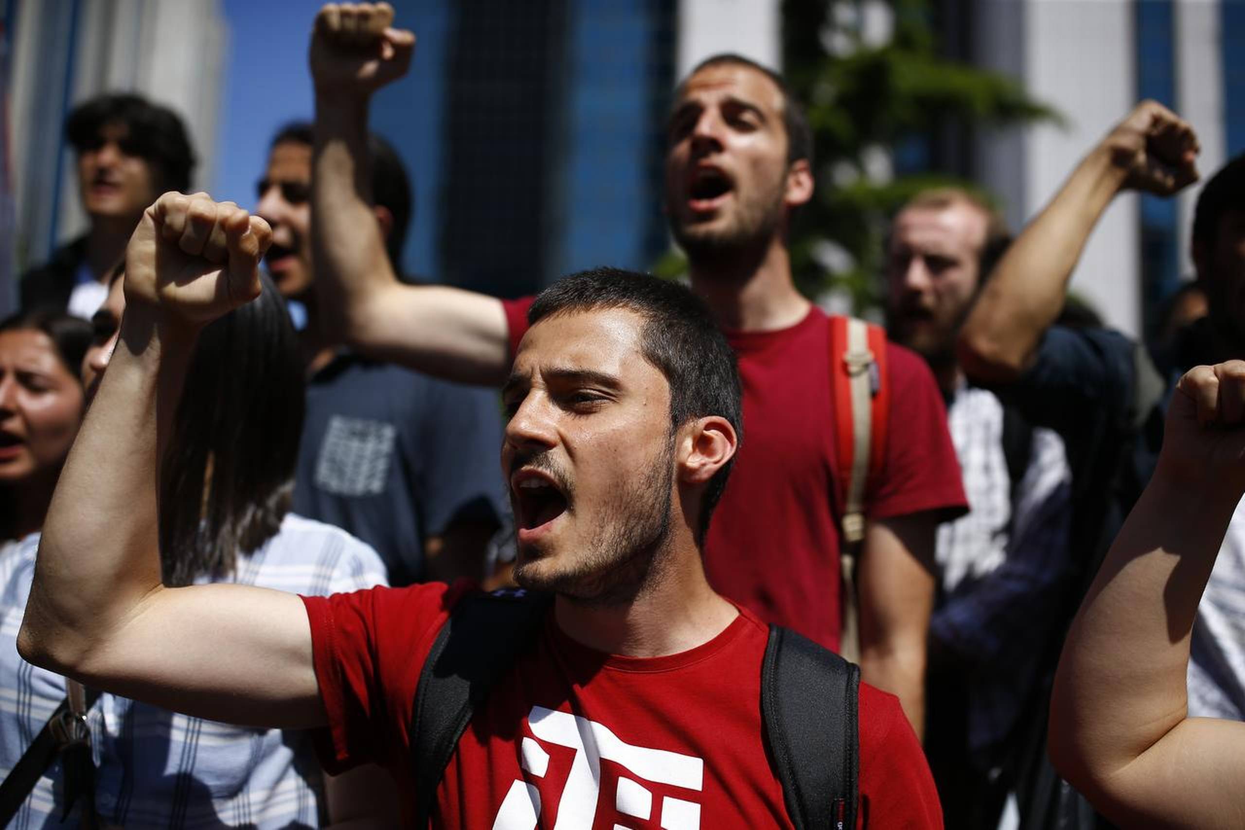 Demonstranter råber slagord i protest nær Israels konsulat i Istanbul. Foto: Emrah Gurel/AP
