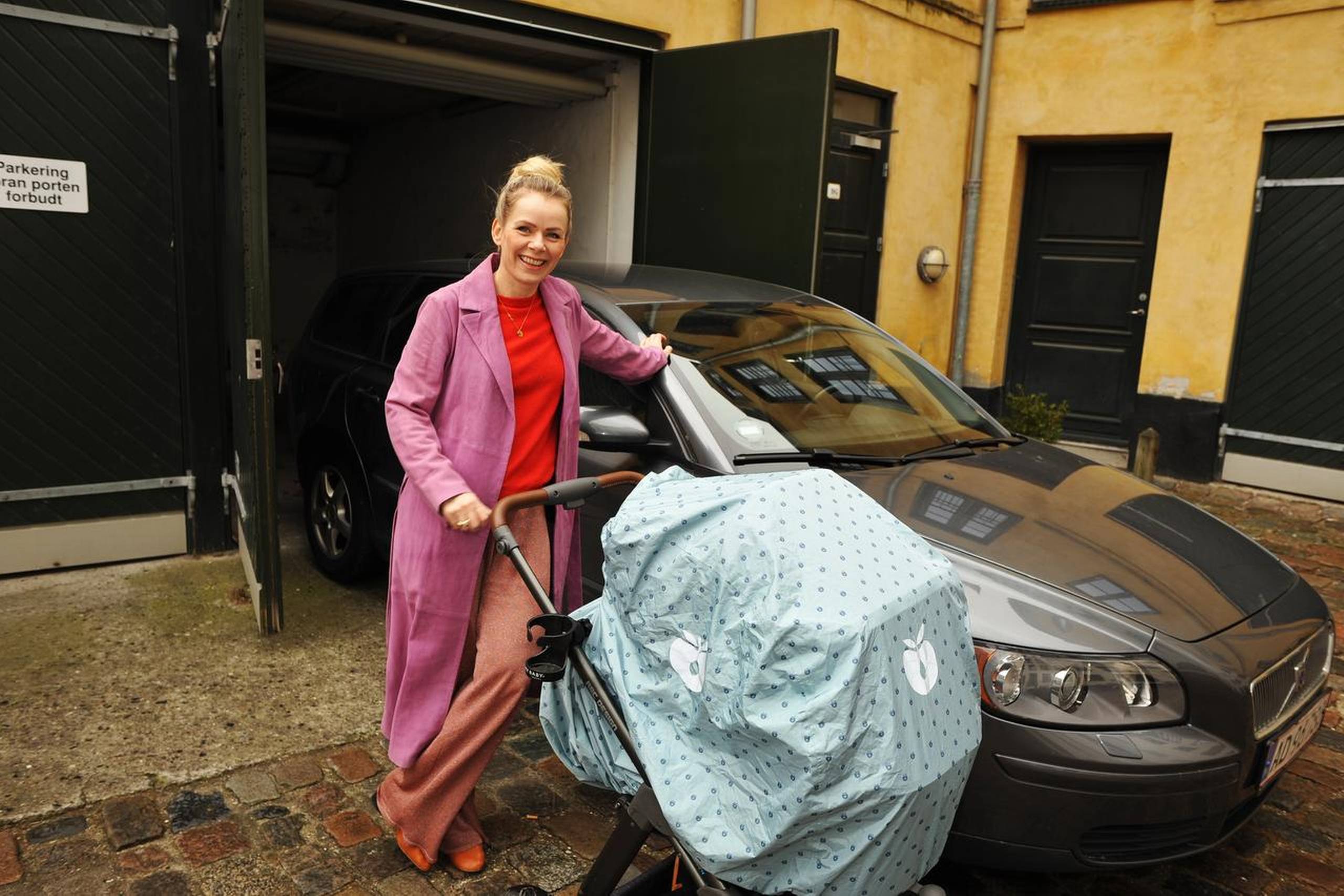 En 12 år gammel Volvo V50 er den perfekte bil til hverdagen med en barnevogn, og så kan livsstilsekspert Anne Glad godt lide det svenske mærke. Fotos: Jens Høy