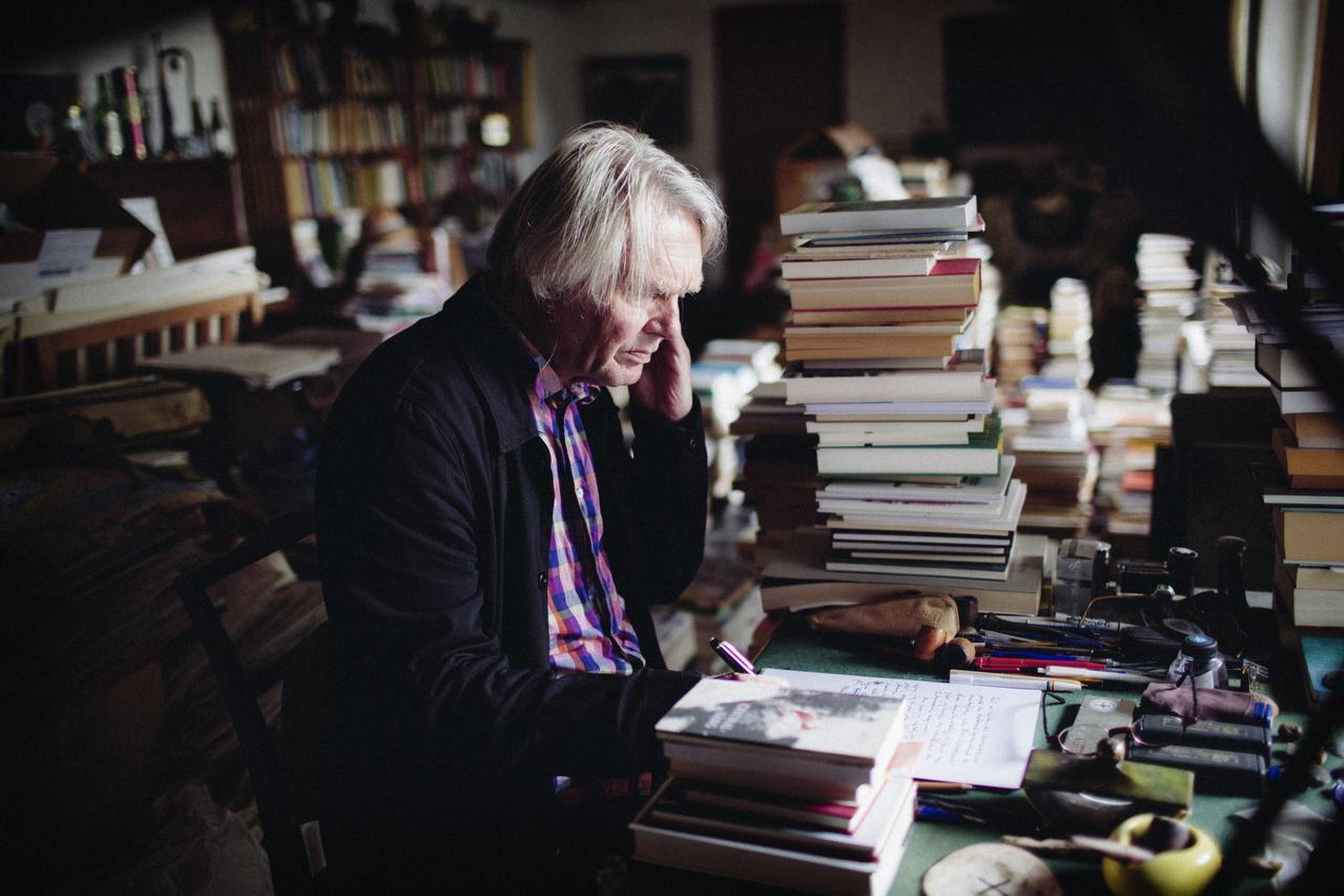Den 76-årige digter Peter Laugesens bibliografi tæller mere end 100 titler. I aftes blev han hædret for sin seneste bog, ”Traveling”. Foto: Miriam Dalsgaard