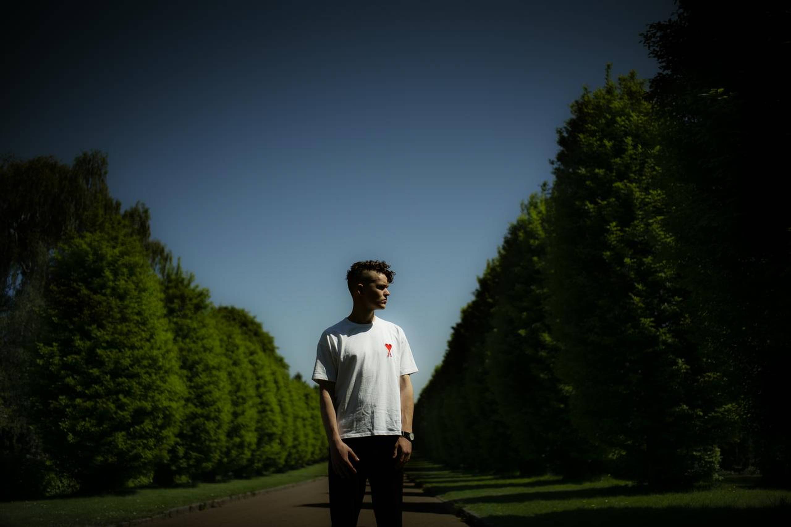 Saveus, alias Martin Hedegaard, den første vinder af ”X Factor”. Med Saveus har han i efterhånden et stykke tid bygget en succes op, som senest blev blotlagt, da han var et tilløbsstykke på Spot Festival i Aarhus. Her fotograferet på Bispebjerg kirkegård, hvor han ynder at løbe. Foto: Carsten Snejbjerg