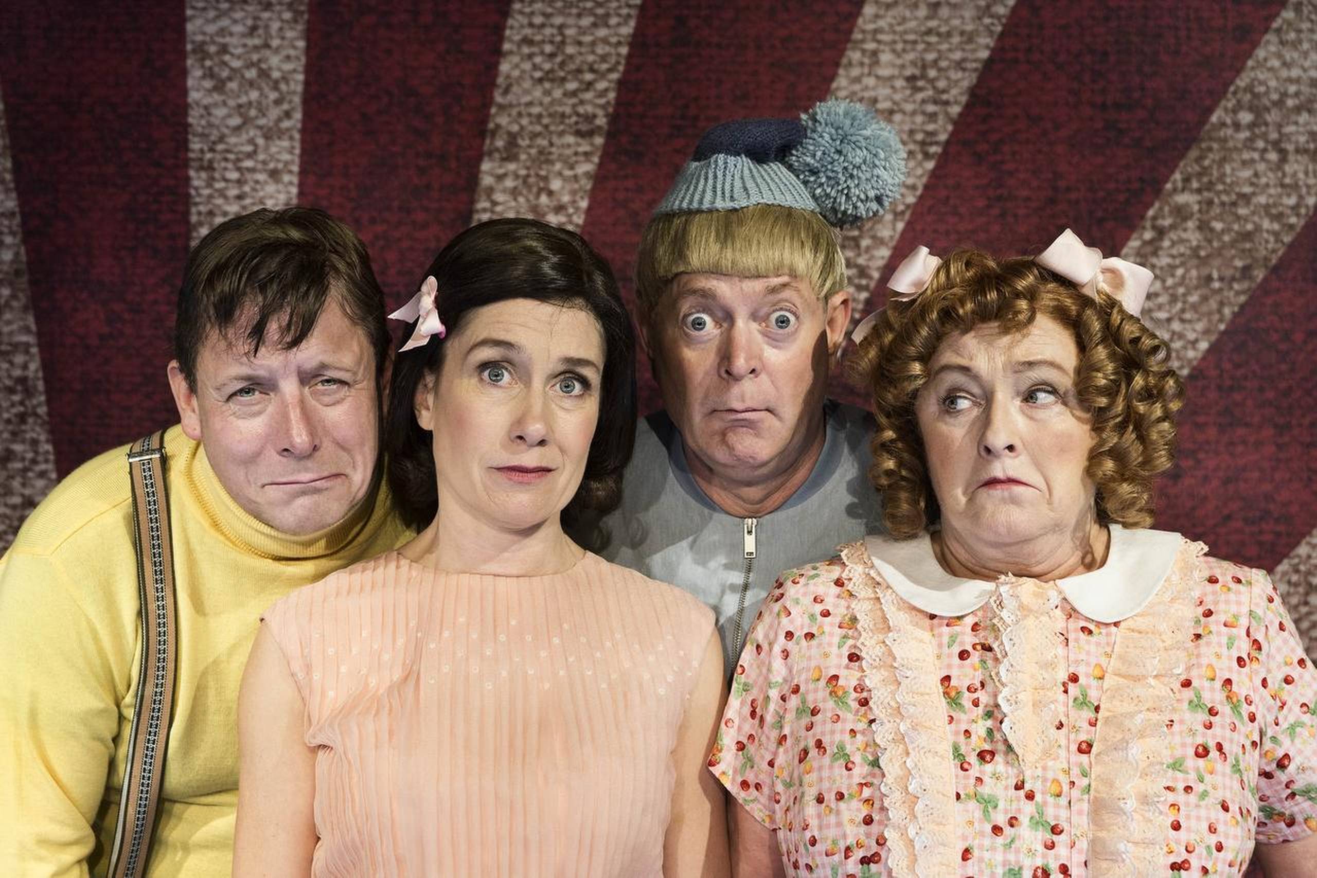 Anders W. Berthelsen, Mia Lyhne, Peter Frödin og Kirsten Lehfeldt alle mestrer det absurdes kunst til perfektion, men det efterlader også munden i stivnede smil, når vittighederne ikke har nogle bagvedliggende pointer. Foto: