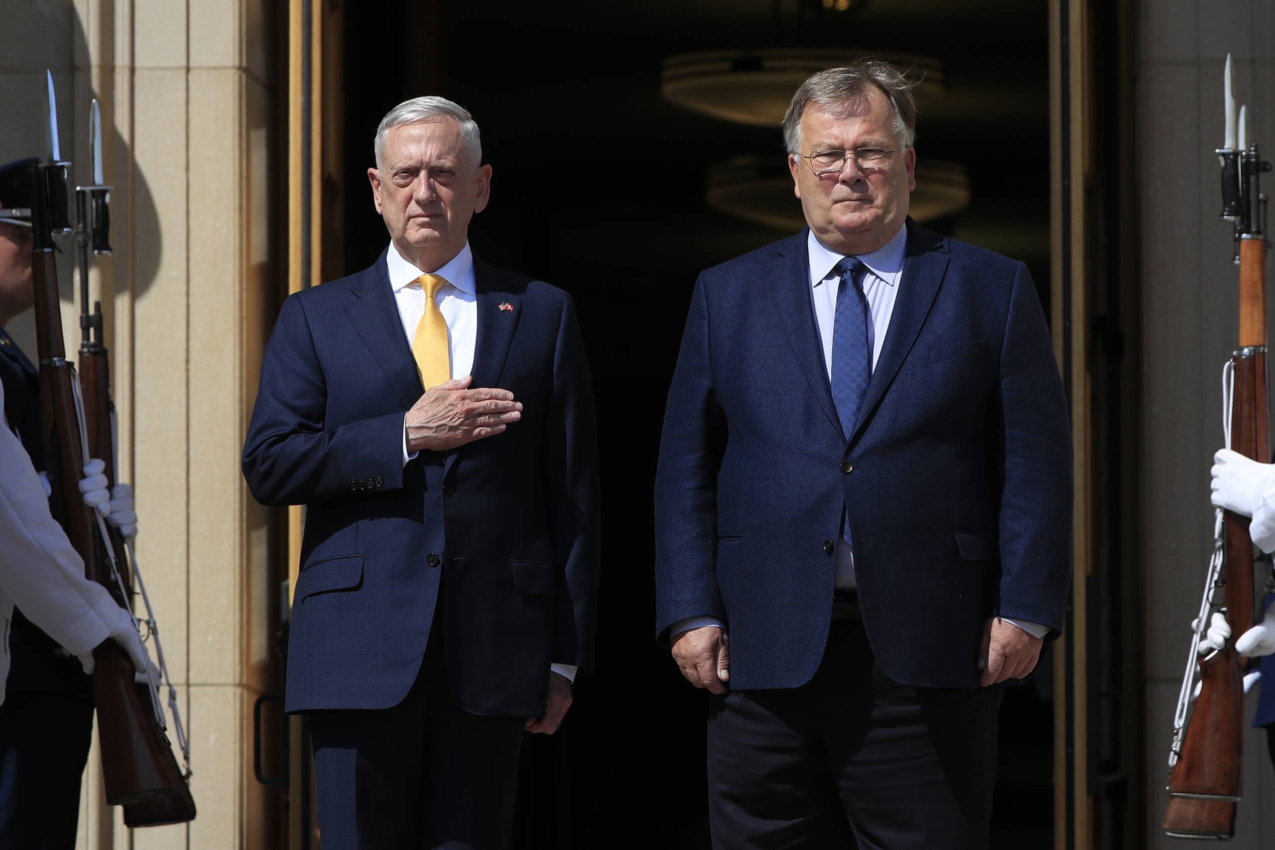 Forsvarsminister Claus Hjort Frederiksen (V) mødtes fredag med sin amerikanske kollega, general James Mattis. Foto: AP/Manuel Balce Ceneta