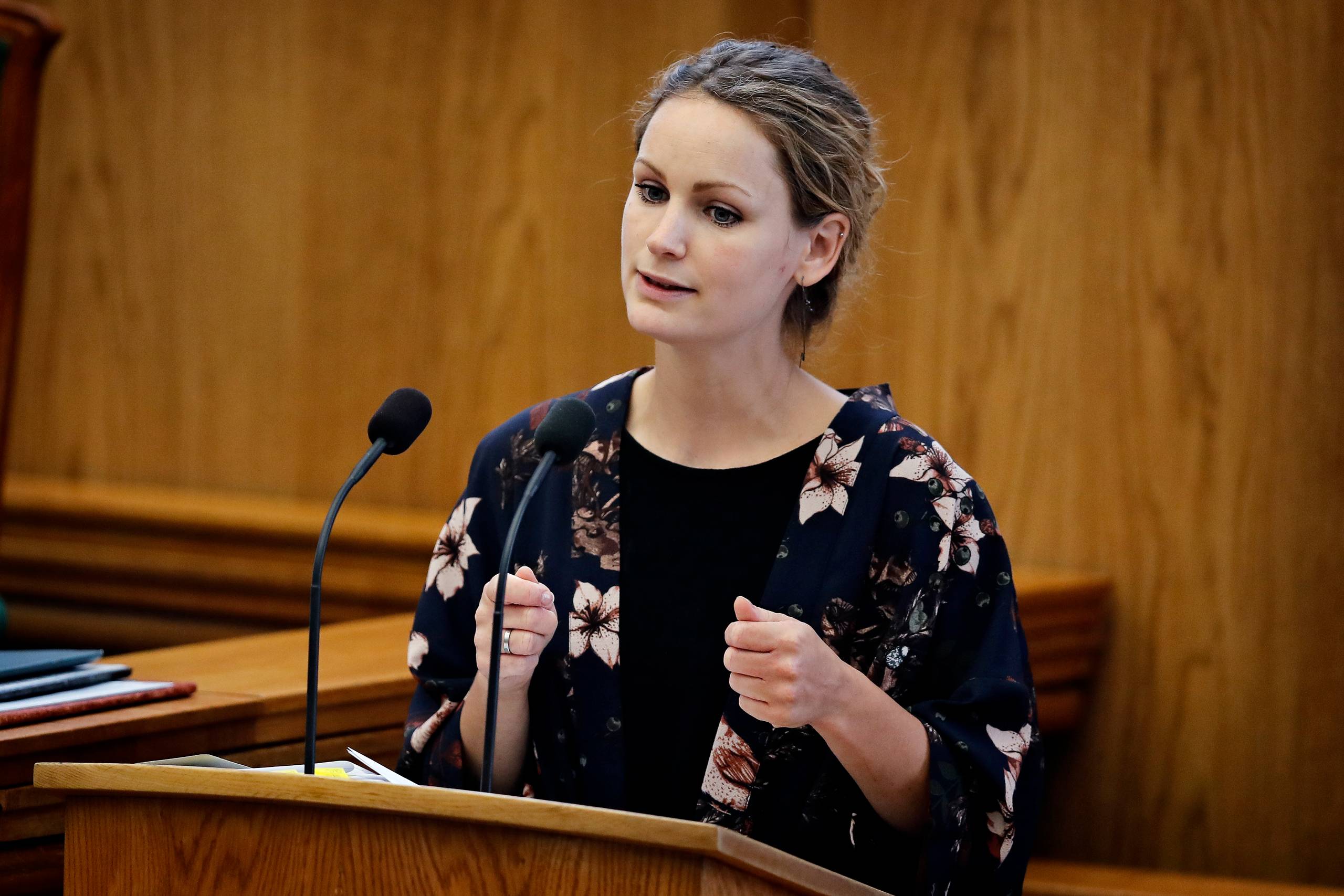 Pernille Skipper måtte flere gange afvise at forholde sig til »hypotetiske situationer«, når de blå partier efterlyste svar på, hvad der skal til for, at EL vil vælte en kommende rød regering. Foto: Jens Dresling