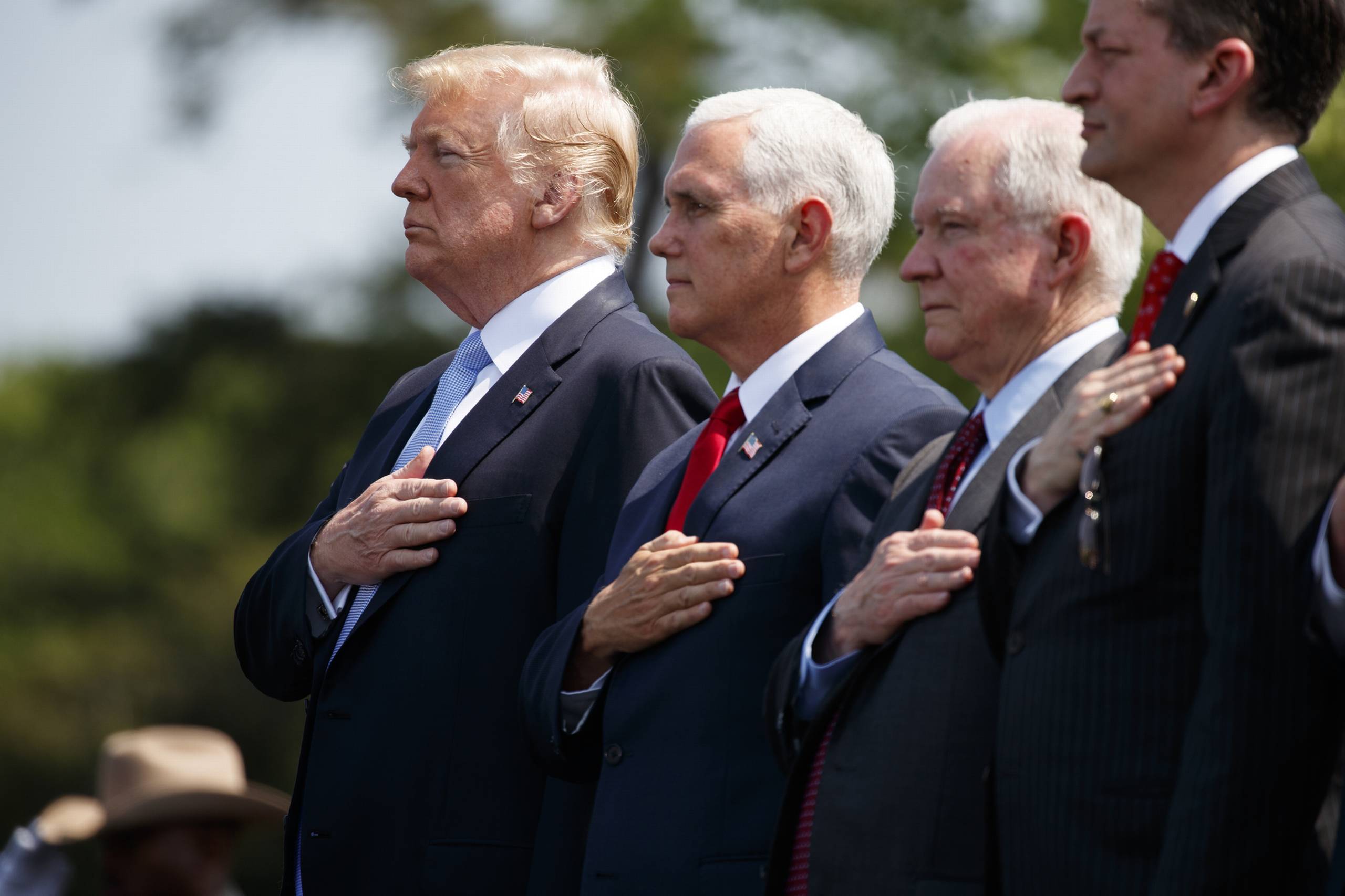 USA's justitsminister Jeff Sessions (tredje fra venstre) ses her sammen med præsident Trump og vicepræsident Mike Pence. Foto: AP/Evan Vucci