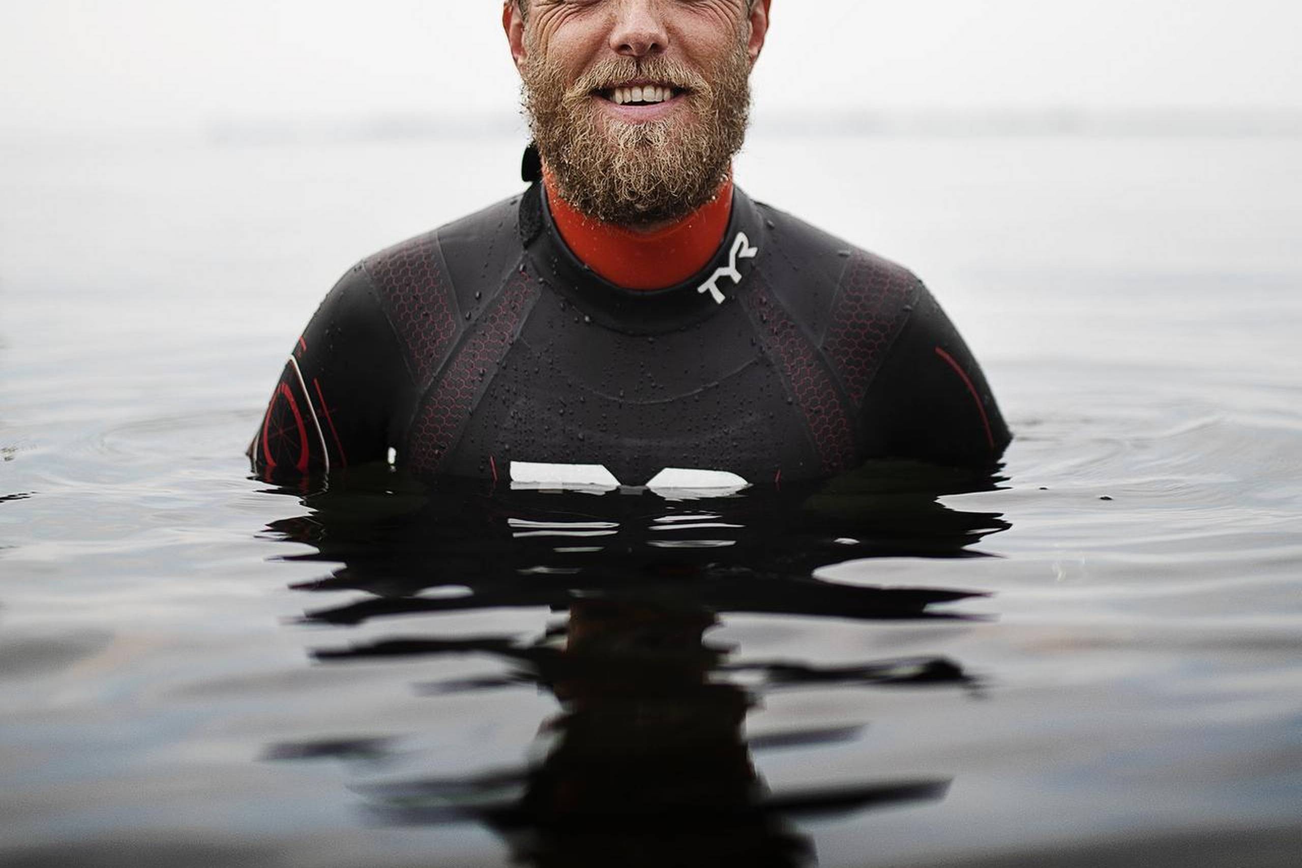 Lars Simonsen vil sommeren over forsøge at svømme Danmark rundt. Tidsplanen siger, at han skal tilbagelægge 10 km om dagen, og at turen på 1.300 km skal tage tre-fire måneder. Hans mor skal ledsage ham i kajak. Foto: Carsten Bundgaard