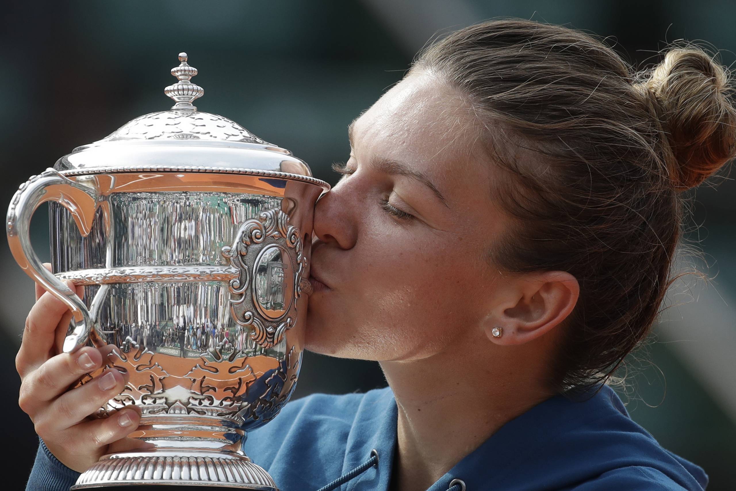 Simona Halep vandt lørdag French Open for første gang efter finalesejr over Sloane Stephens. Foto: Alessandra Tarantino/AP