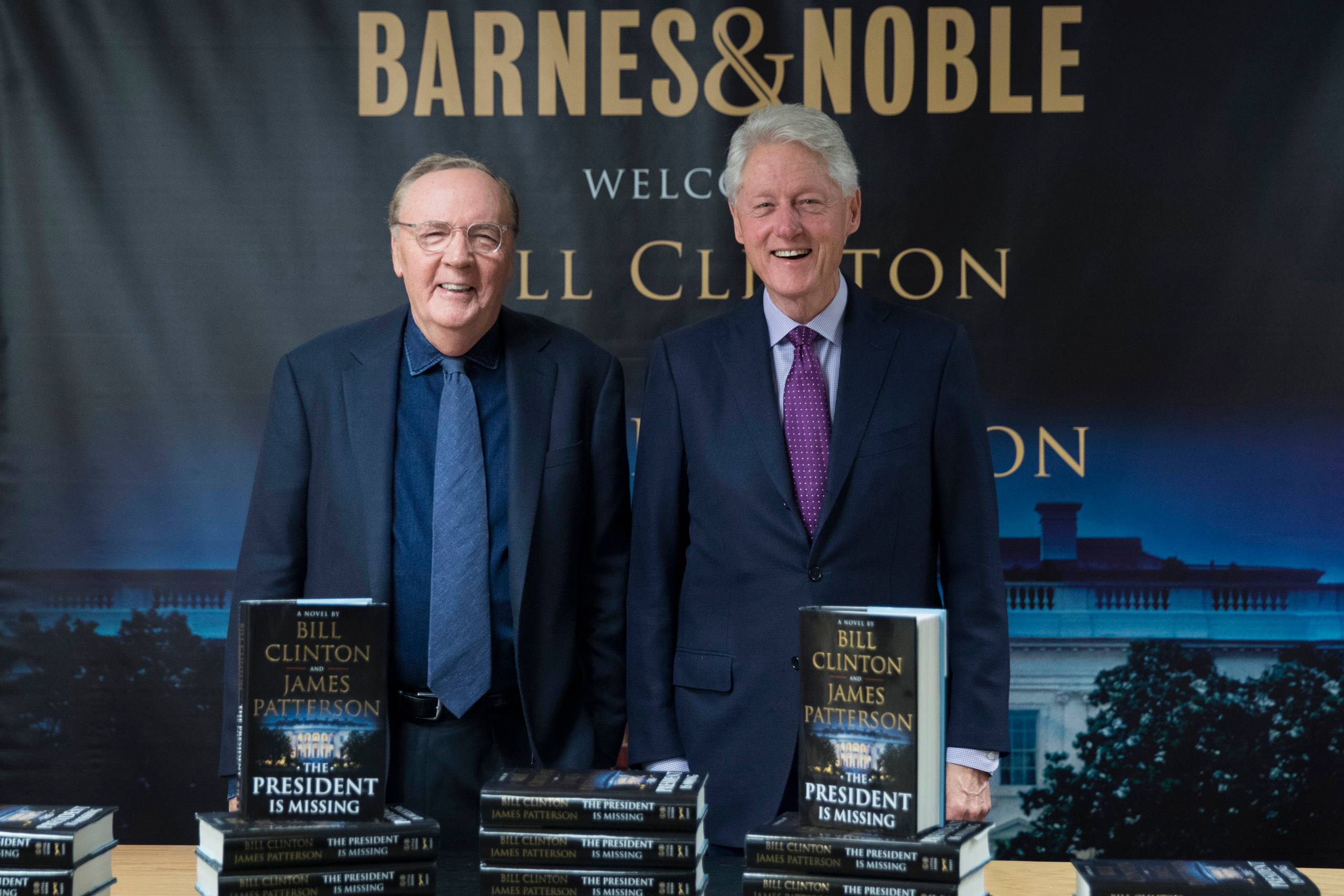 Tidligere præsident Bill Clinton (th.) og forfatter James Patterson. Foto: Mary Altaffer/AP