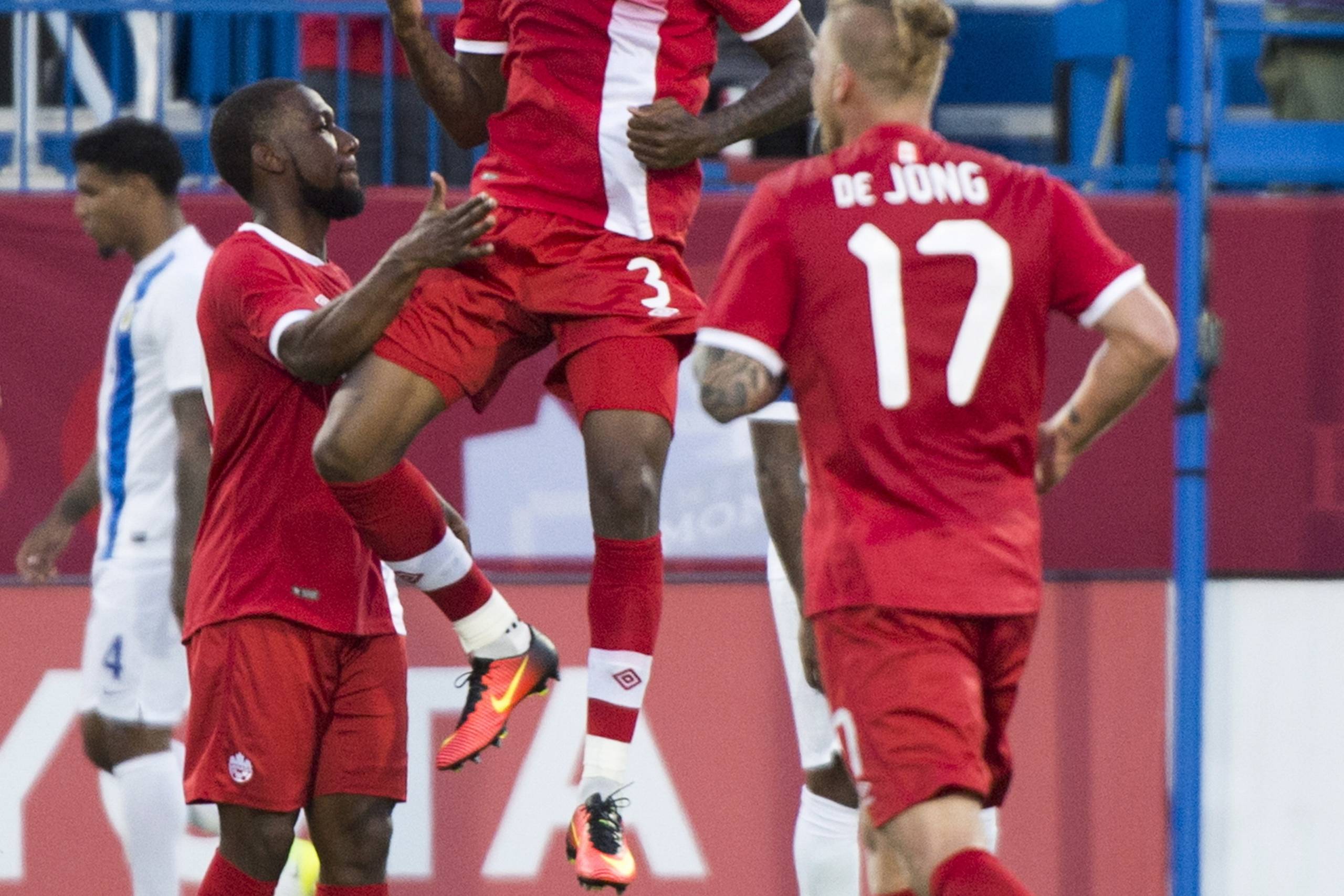 Manjrekar James fejrer en scoring for Canada i en kamp mod Curacao. Foto: Paul Chiasson/AP