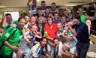 Angela Merkel er en stor fodboldfan og fejrede i 2014 sit landsholds triumf ved VM i fodbold med et besøg i omklædningsrummet. I meningsmålingerne nød hun også godt af sejrseffekten i 2014. Arkivfoto: Guido Bergmann/EPA